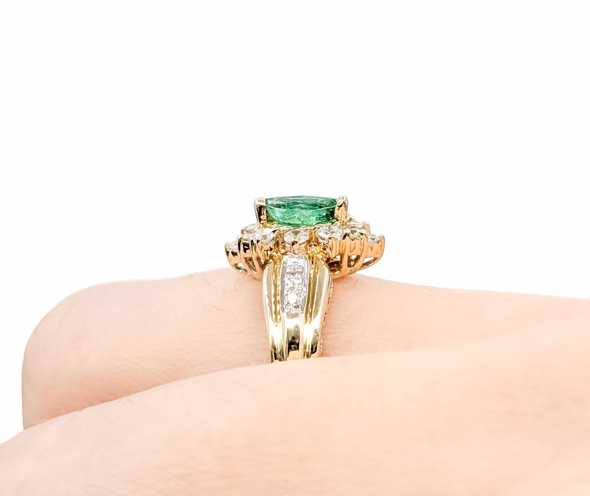 Exquisito Anillo Halo de Esmeralda y Diamantes en Oro Amarillo de 14k Corte redondo en venta