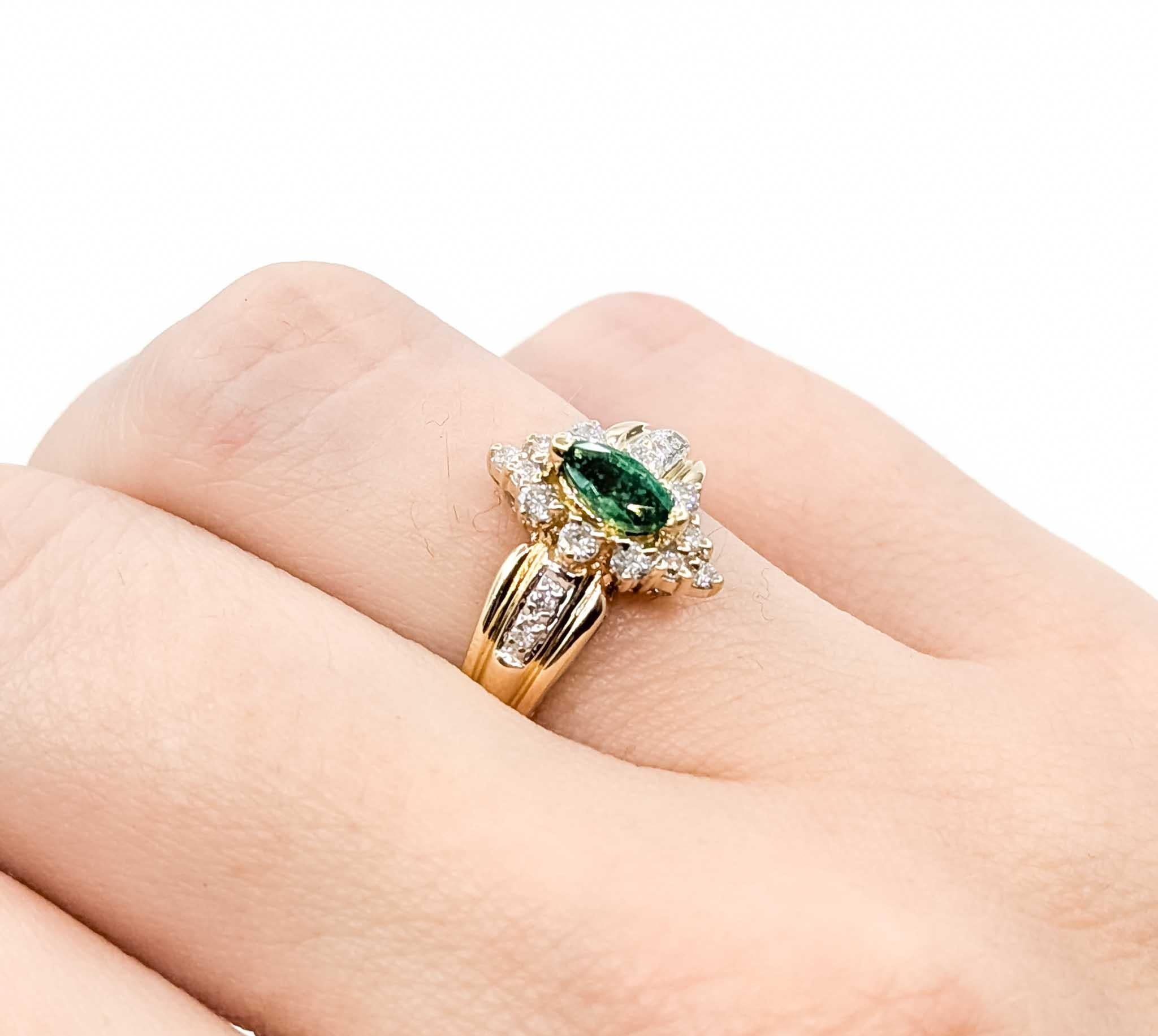Exquisito Anillo Halo de Esmeralda y Diamantes en Oro Amarillo de 14k en Excelente estado para la venta en Bloomington, MN