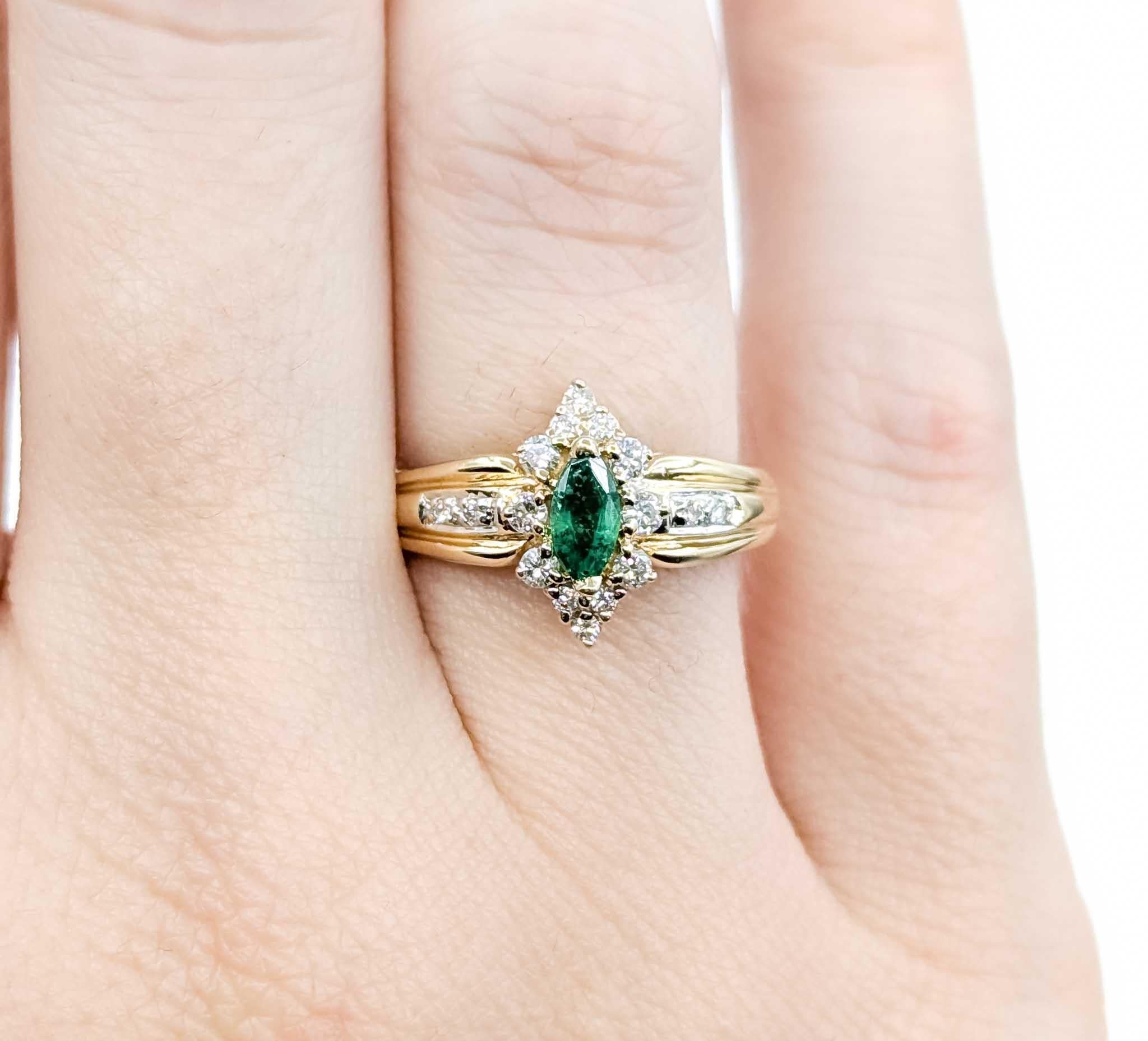 De las mujeres Exquisito Anillo Halo de Esmeralda y Diamantes en Oro Amarillo de 14k en venta