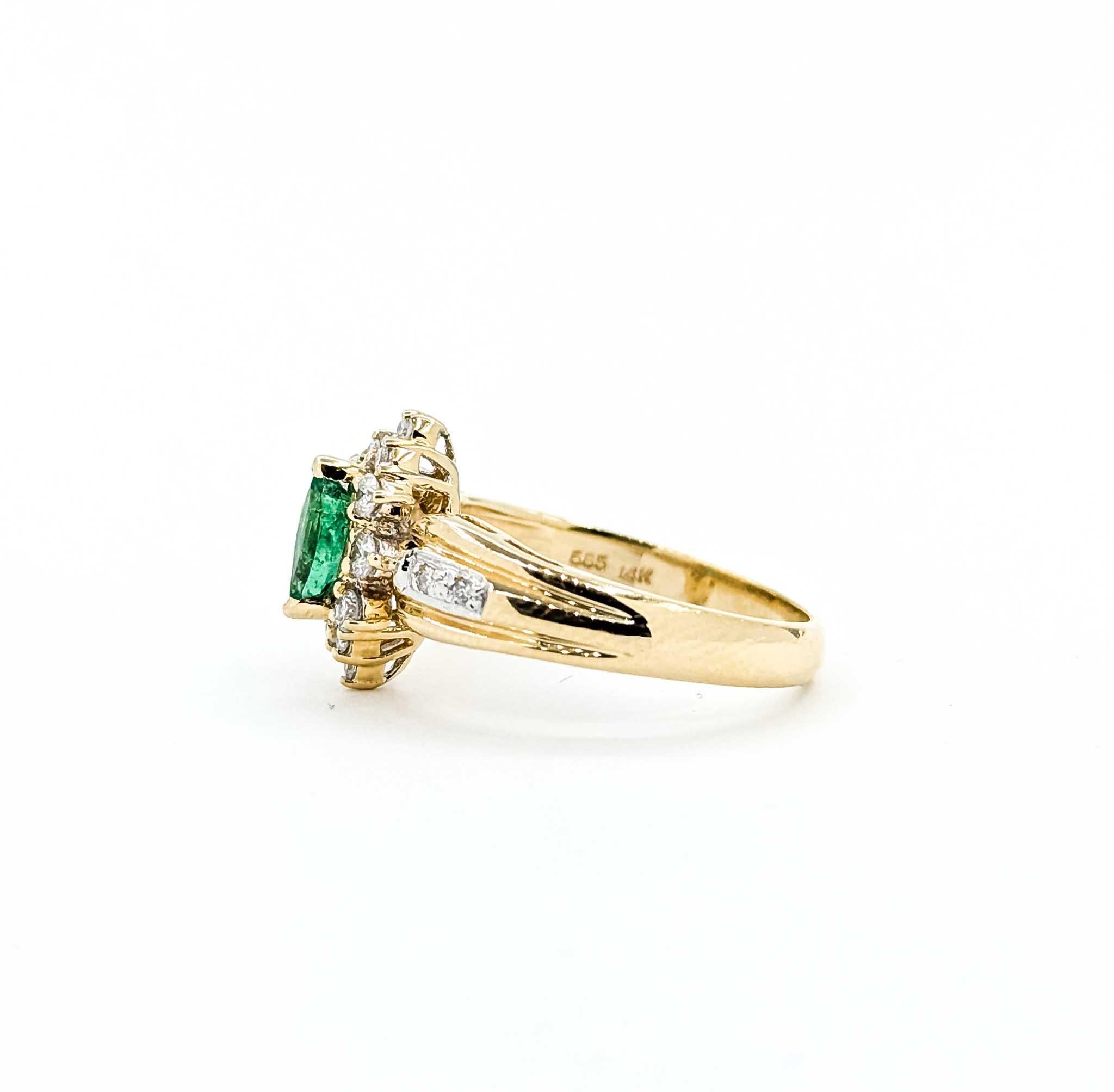 Exquisito Anillo Halo de Esmeralda y Diamantes en Oro Amarillo de 14k en venta 1