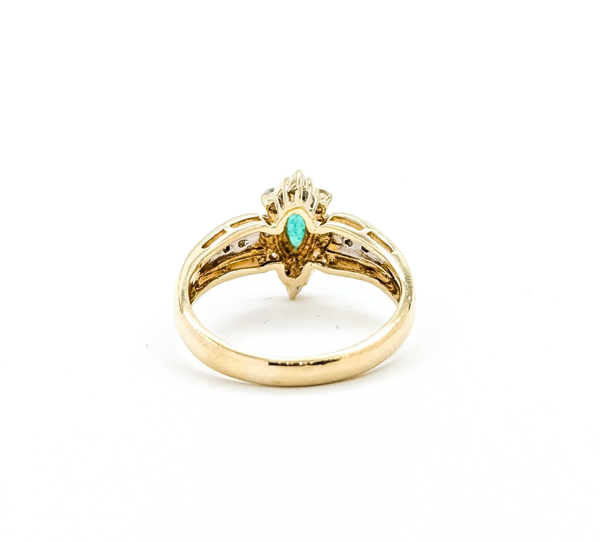 Exquisito Anillo Halo de Esmeralda y Diamantes en Oro Amarillo de 14k en venta 2