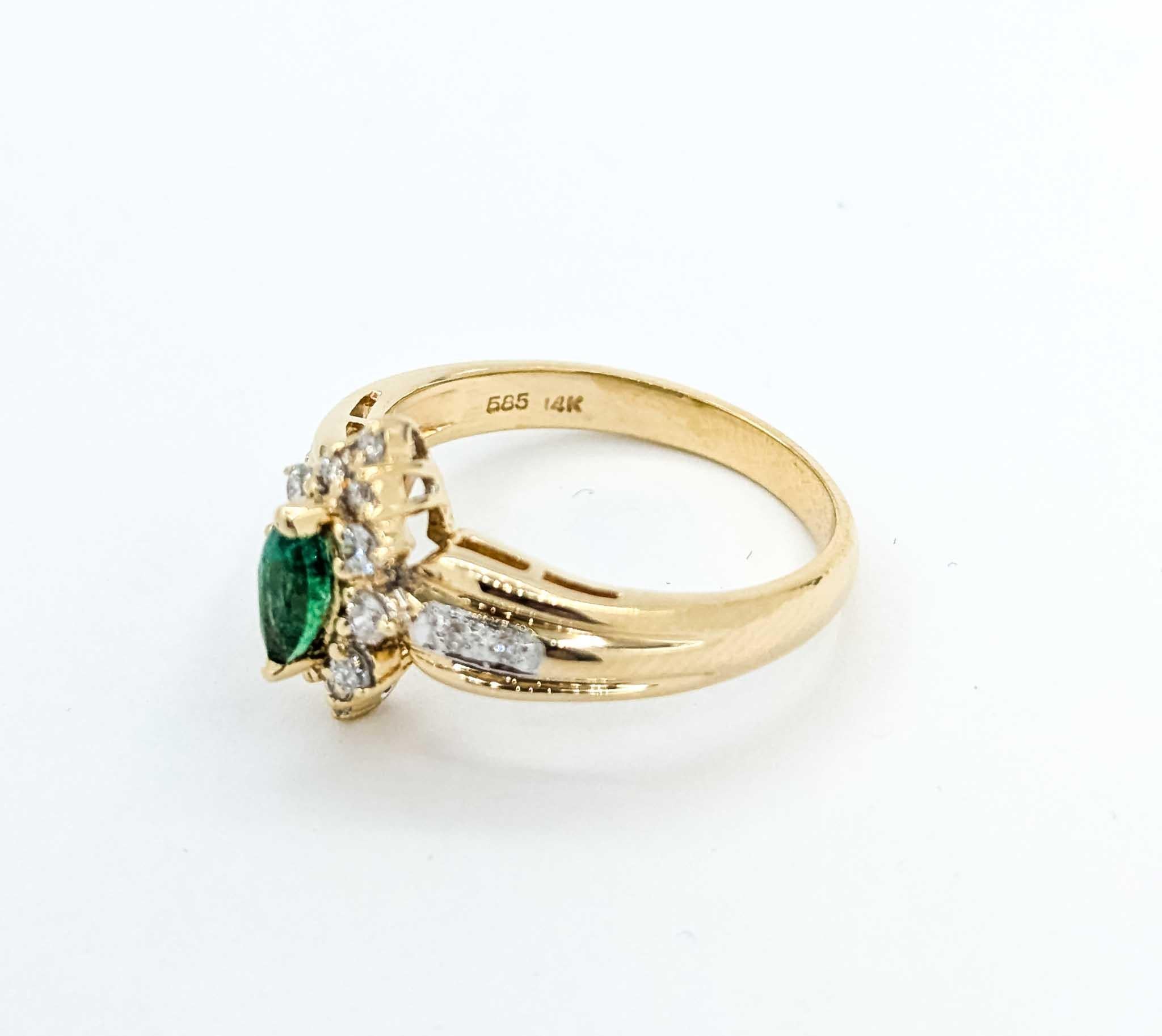 Exquisito Anillo Halo de Esmeralda y Diamantes en Oro Amarillo de 14k en venta 3