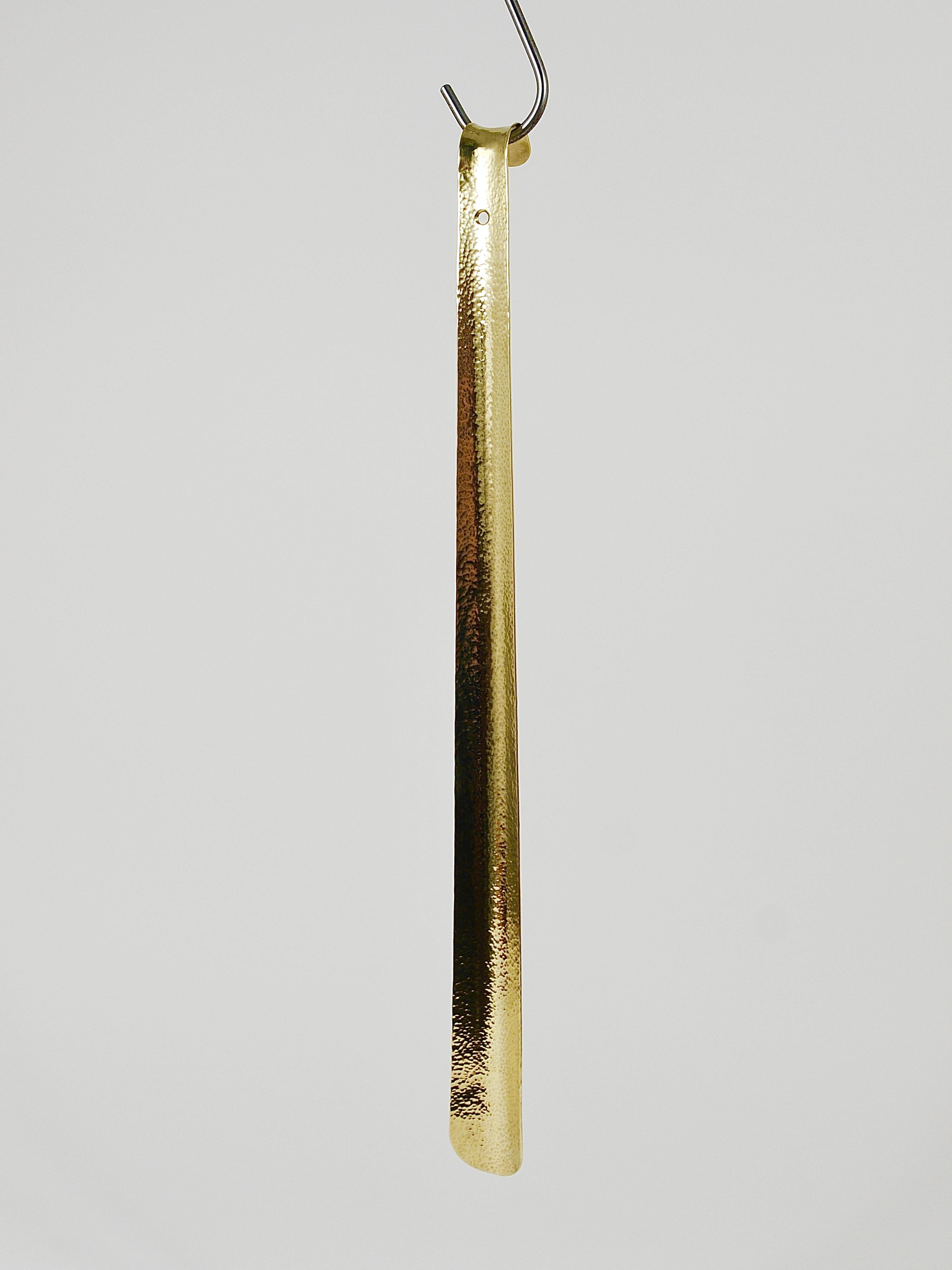 A beautiful and elegant shoe horn, meticulously crafted by hand using the traditional hammer-blown method. It takes approximately 2,000 hammer strikes to create its distinctive and stunning surface texture. A stylish and classic accessory for the