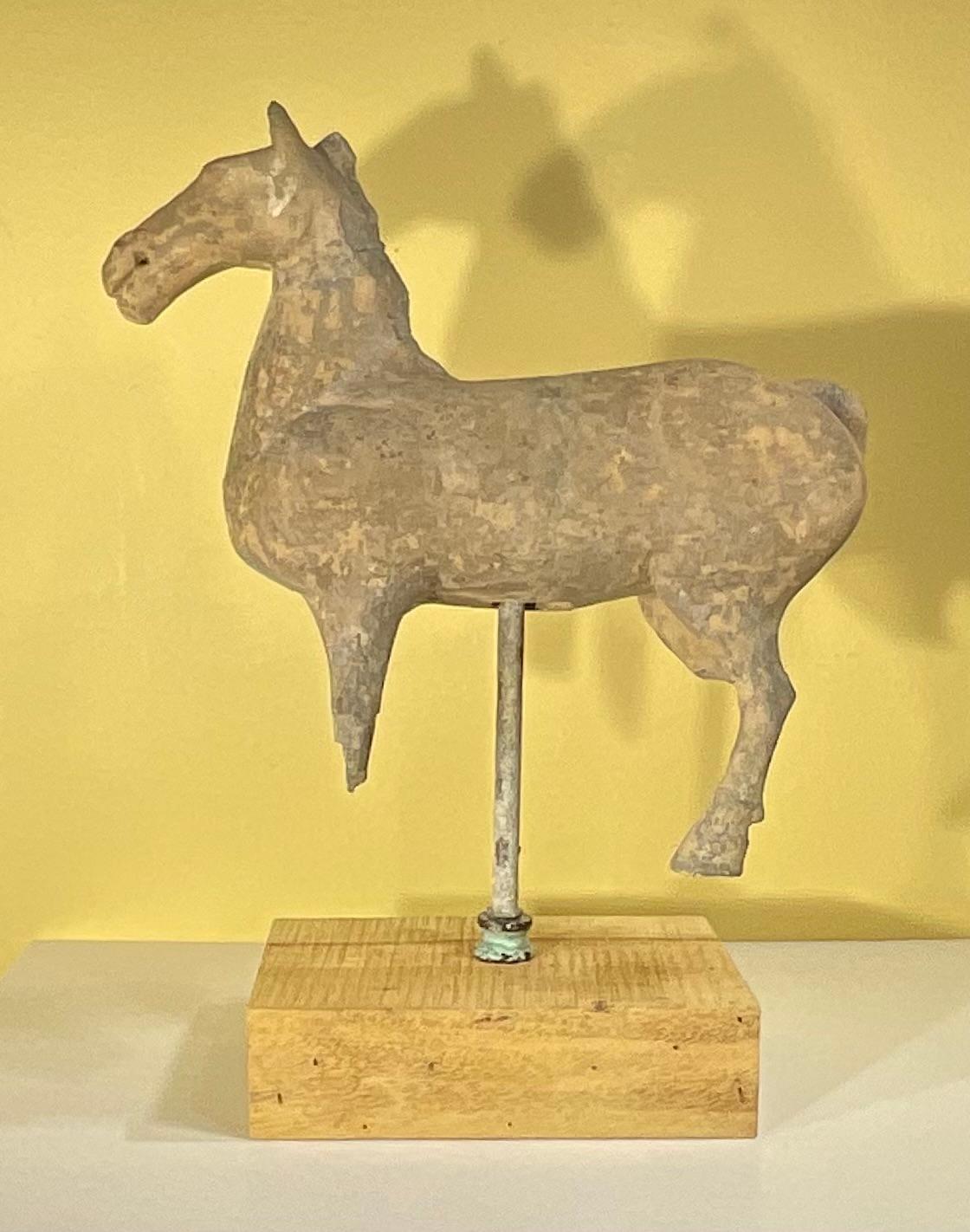 

Posee un trozo tangible de historia con este cautivador caballo antiguo de cerámica, una reliquia , probablemente de la ilustre dinastía Han , Este artefacto bellamente restaurado ofrece una visión única del arte y la importancia cultural de una