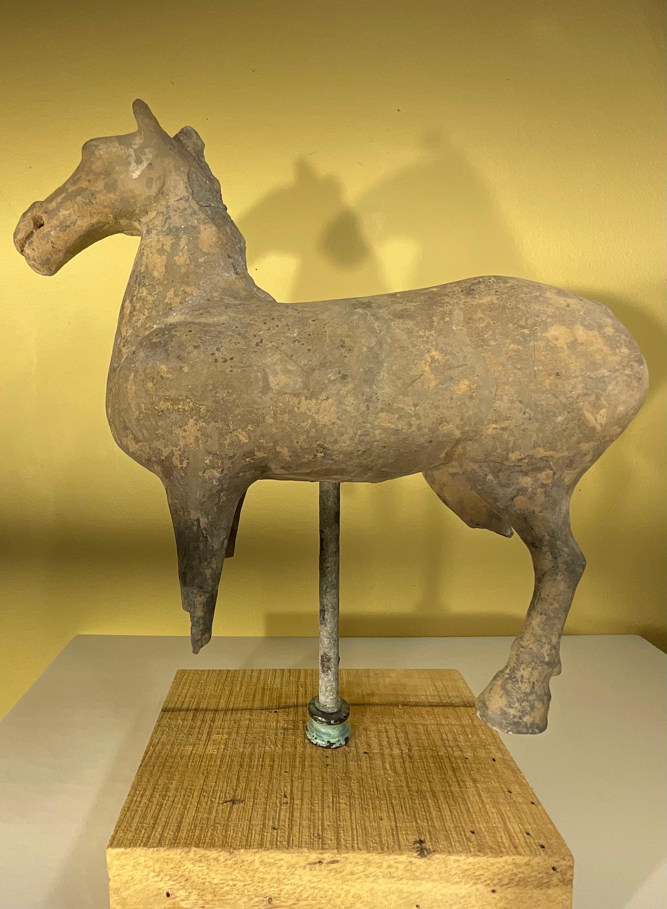 Exquisito  Caballo de cerámica de la dinastía Han Chino en venta