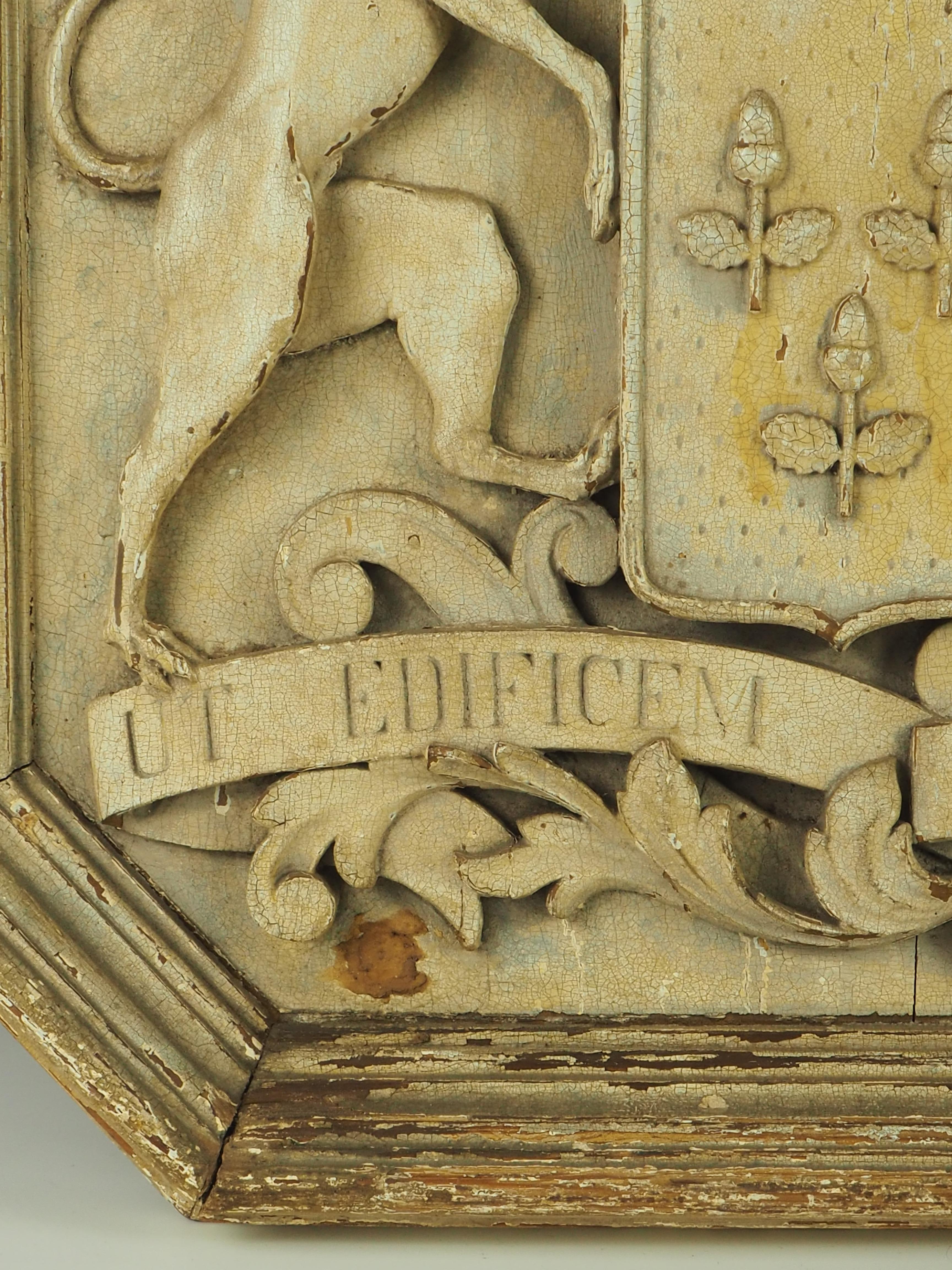 Squisito stemma intagliato a mano del 1850 circa, firmato in vendita 7