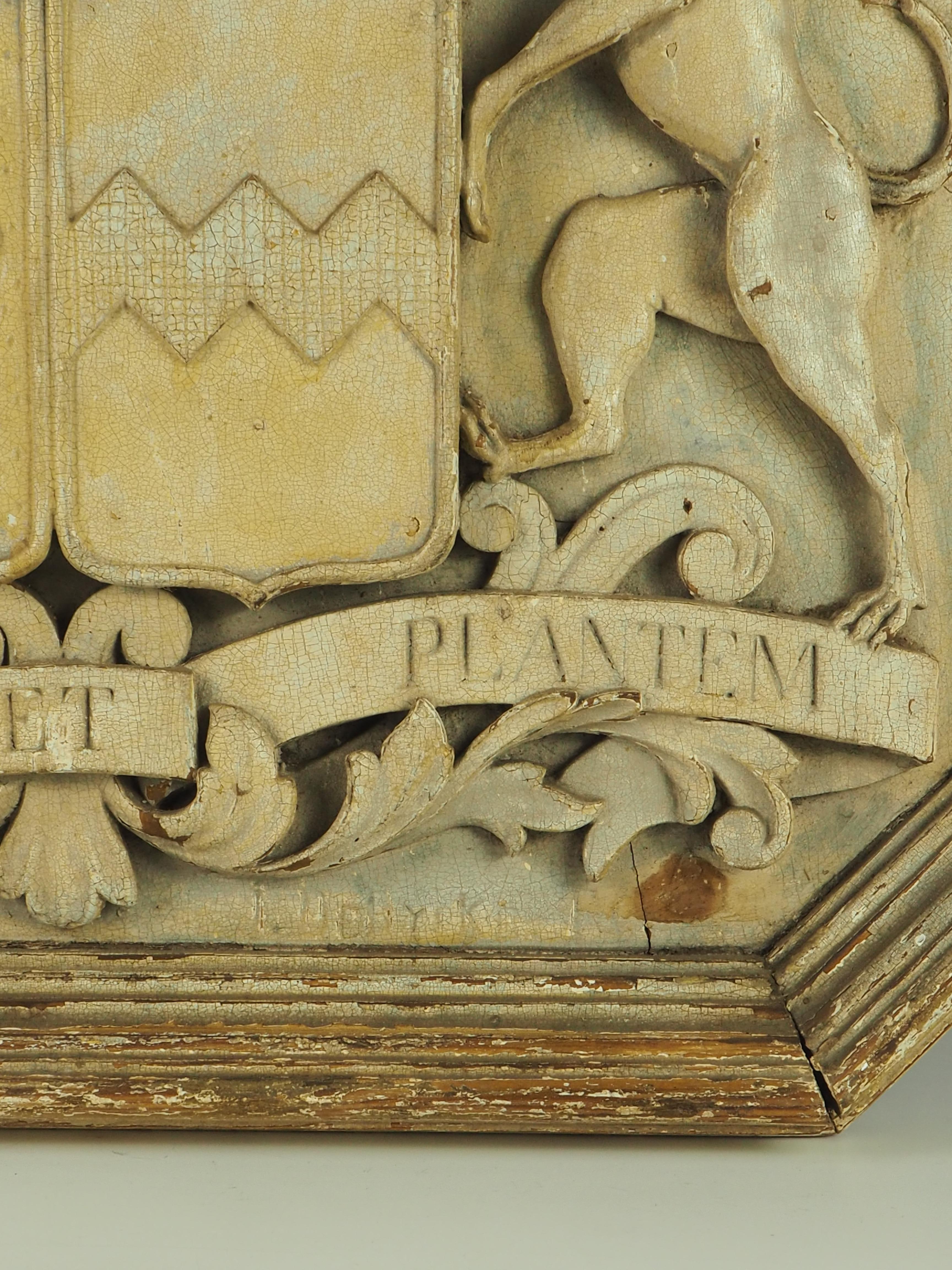 Squisito stemma intagliato a mano del 1850 circa, firmato in vendita 8
