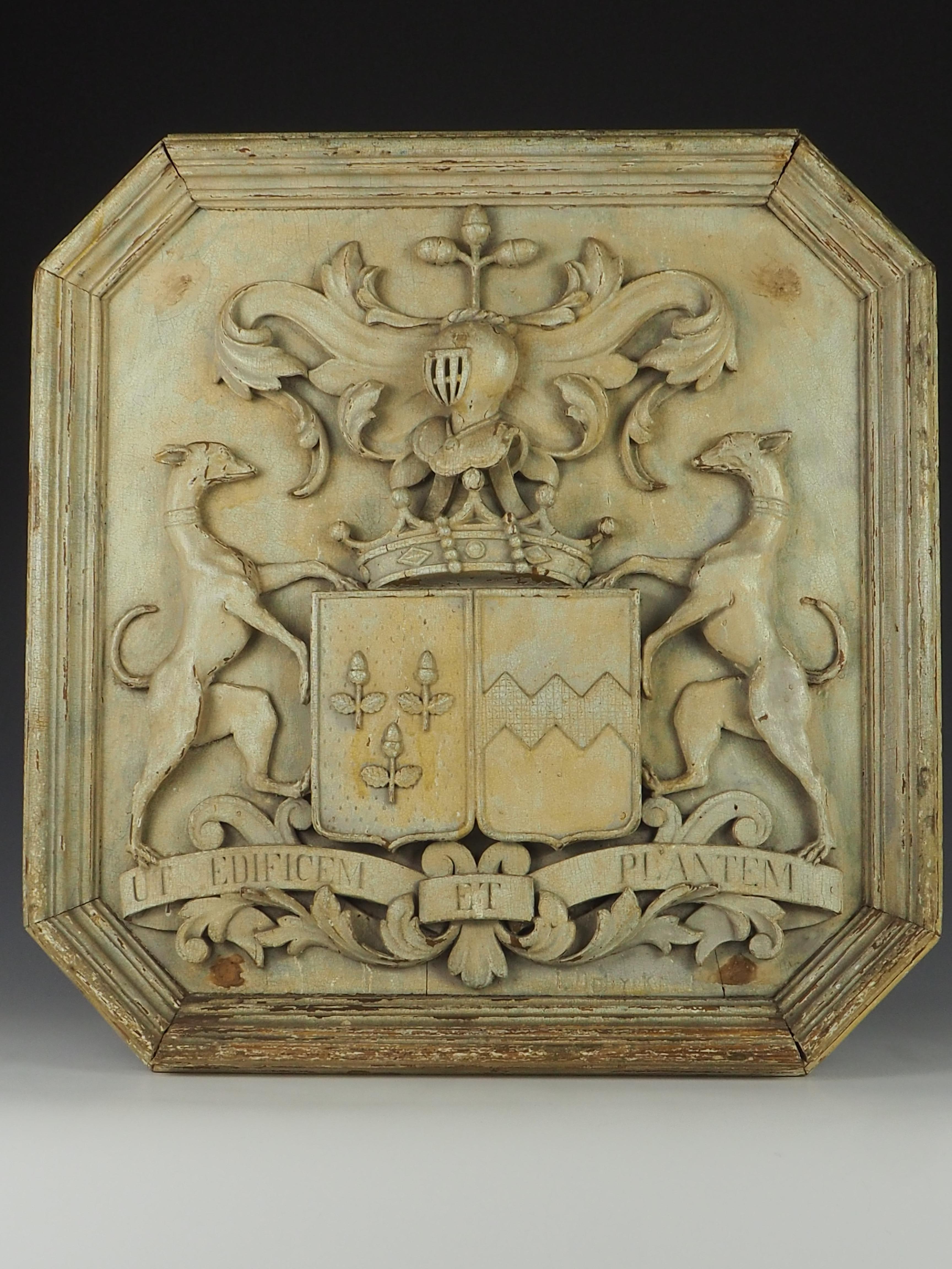 Squisito stemma intagliato a mano del 1850 circa, firmato in vendita 2