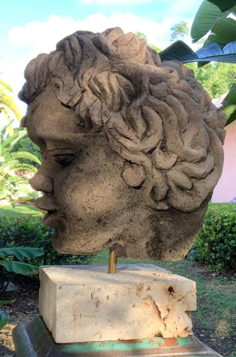 Europeo Squisita scultura in pietra arenaria intagliata a mano con testa di putto/cervo su A. Stone. in vendita
