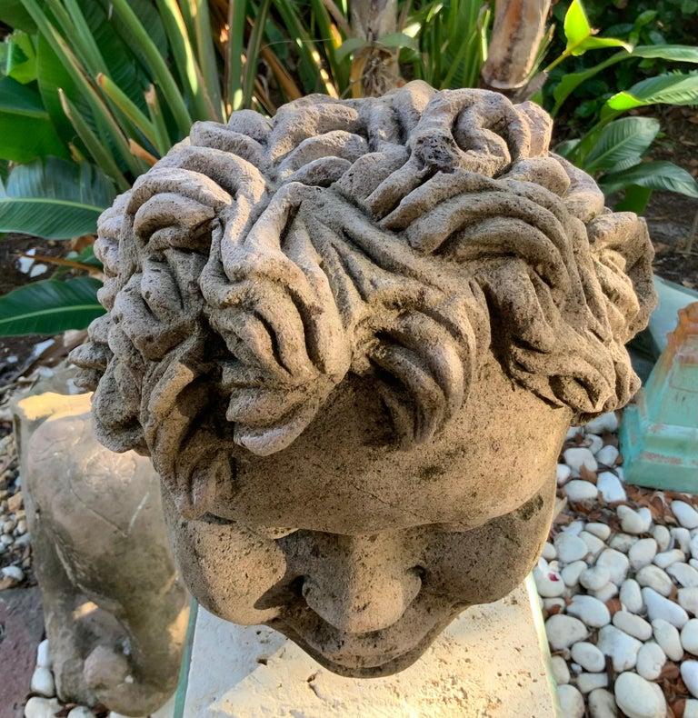 Intagliato a mano Squisita scultura in pietra arenaria intagliata a mano con testa di putto/cervo su A. Stone. in vendita