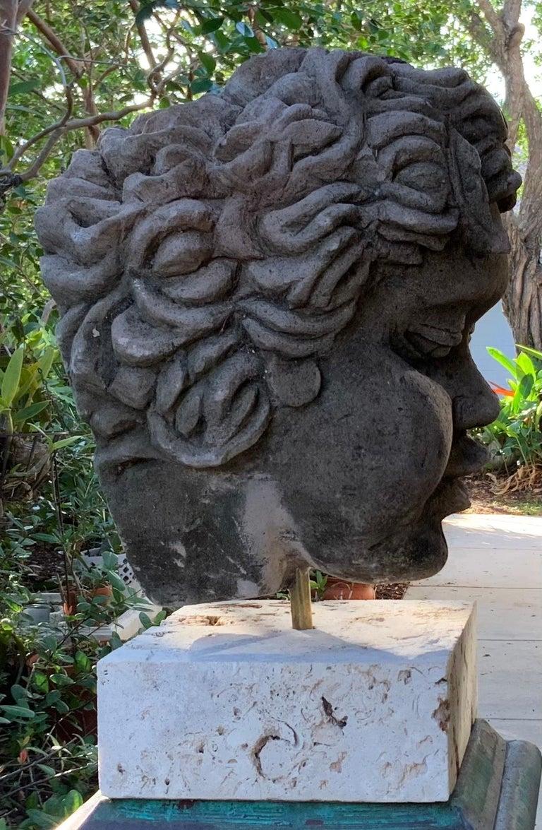 Squisita scultura in pietra arenaria intagliata a mano con testa di putto/cervo su A. Stone. In condizioni buone in vendita a Delray Beach, FL