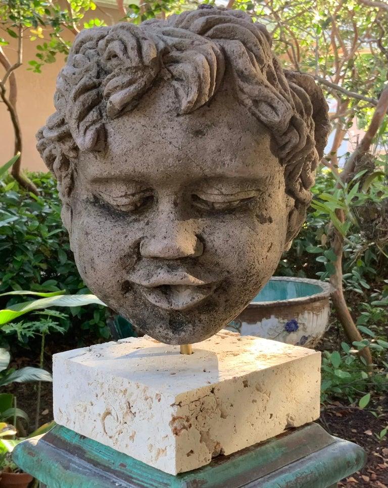 Arenaria Squisita scultura in pietra arenaria intagliata a mano con testa di putto/cervo su A. Stone. in vendita