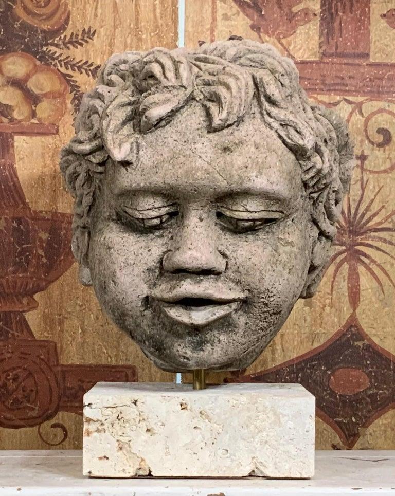 Squisita scultura in pietra arenaria intagliata a mano con testa di putto/cervo su A. Stone. in vendita 2