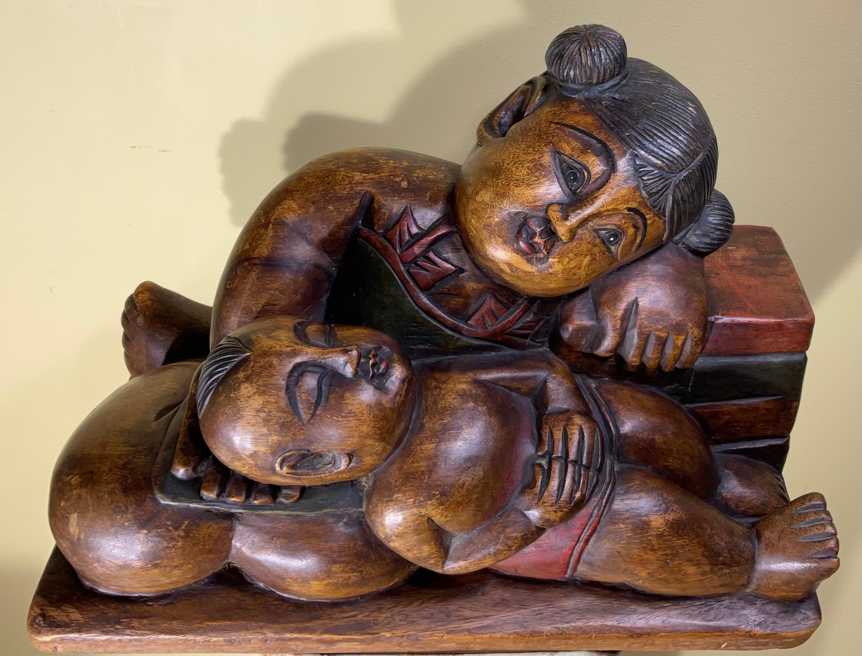 
Plongez votre espace dans la chaleur d'une affection intemporelle avec cette magnifique sculpture en bois massif sculptée à la main, affectueusement intitulée 