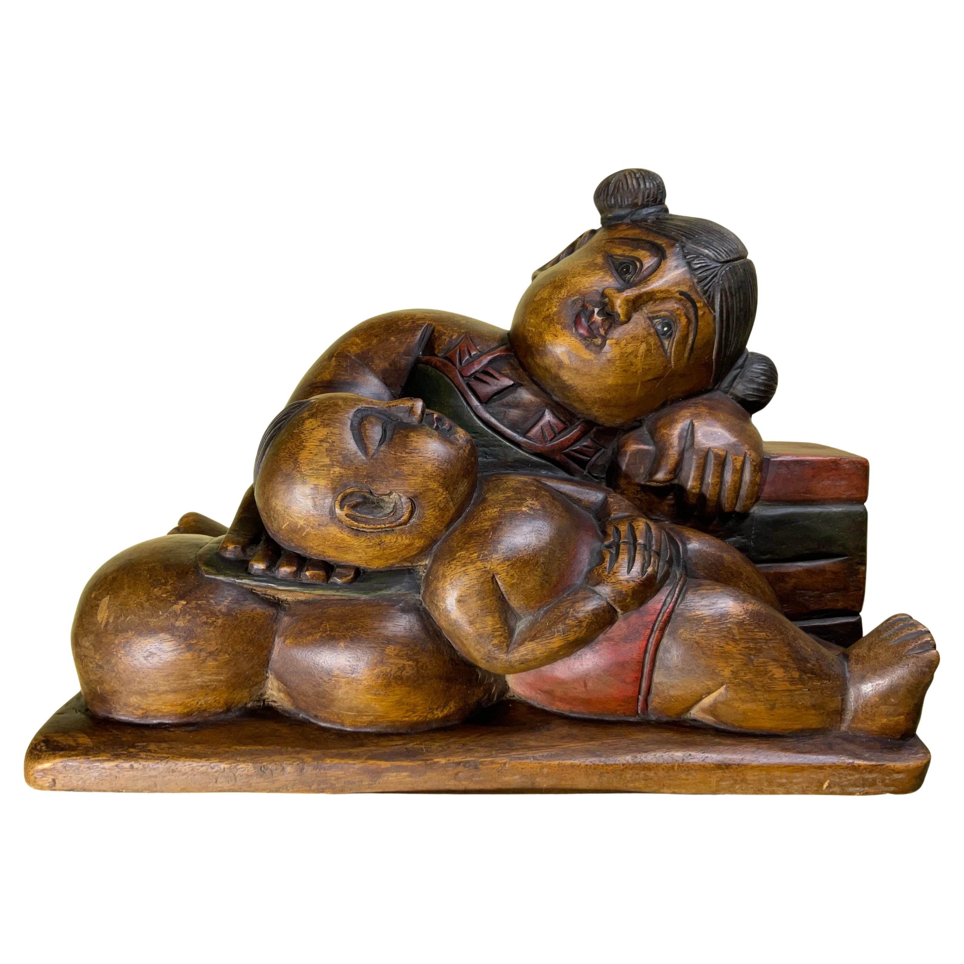 Sculpture exquise en bois de teck sculptée à la main : "Mother's Embrace" - Un symbole d'amour