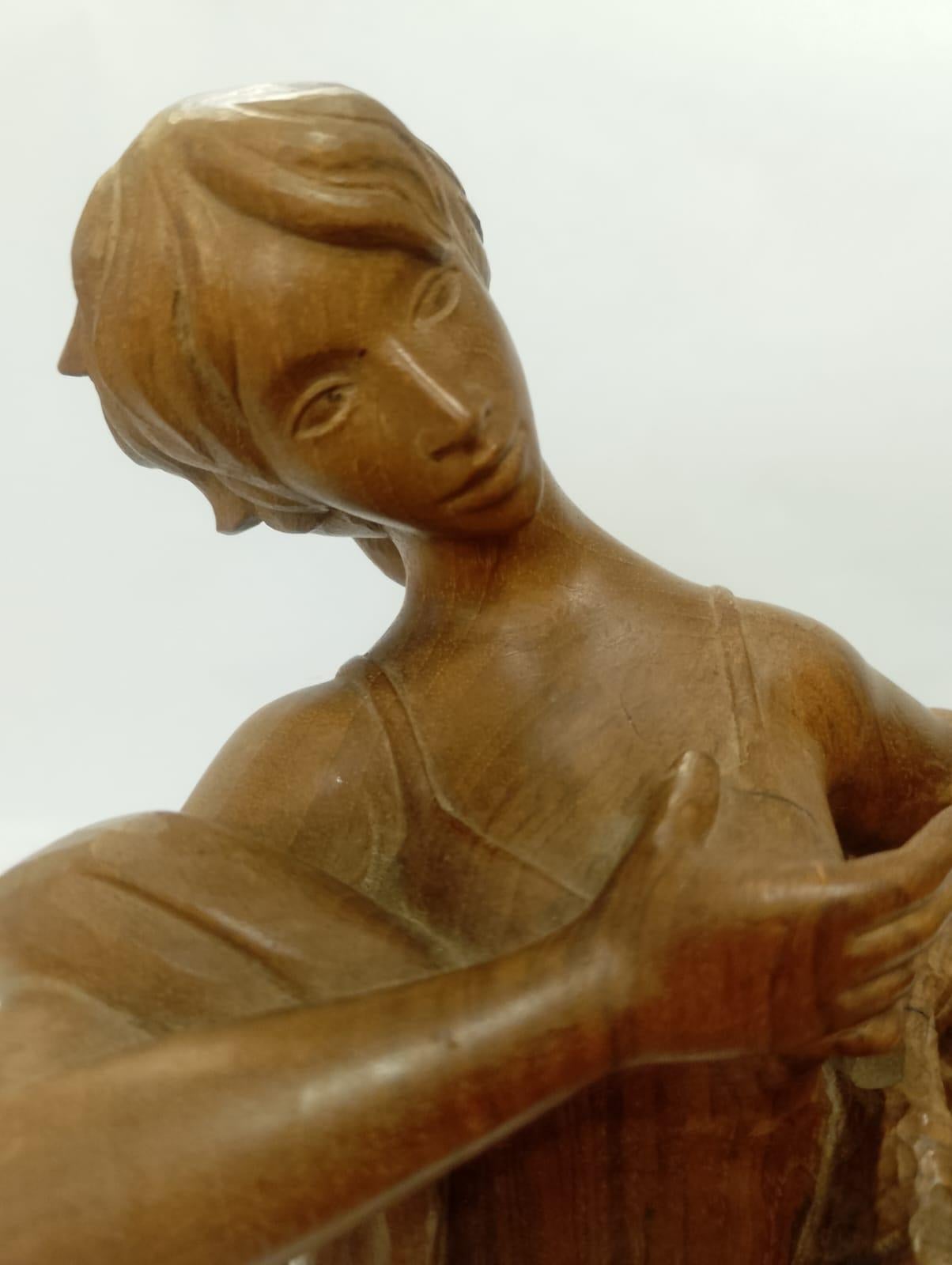 Squisita scultura in legno di noce intagliato a mano raffigurante una pescatrice di Luis Sanguino in vendita 2