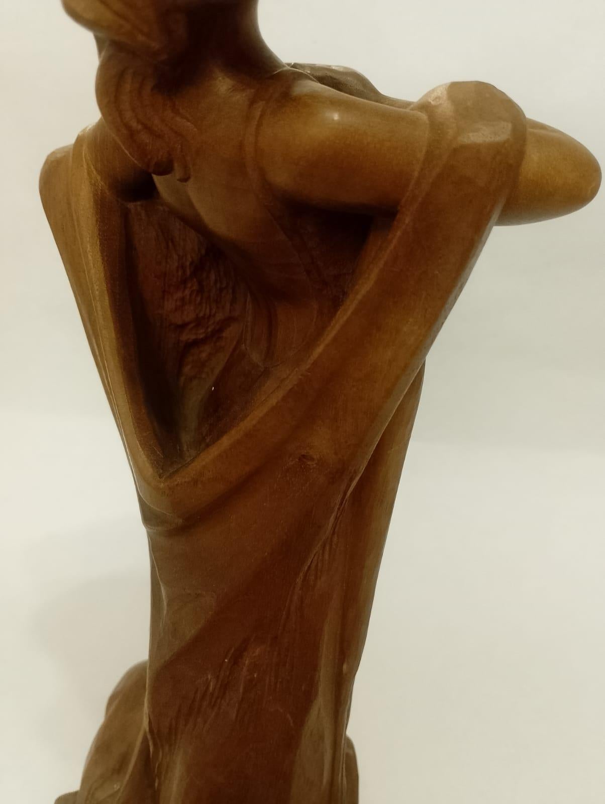 Squisita scultura in legno di noce intagliato a mano raffigurante una pescatrice di Luis Sanguino in vendita 3