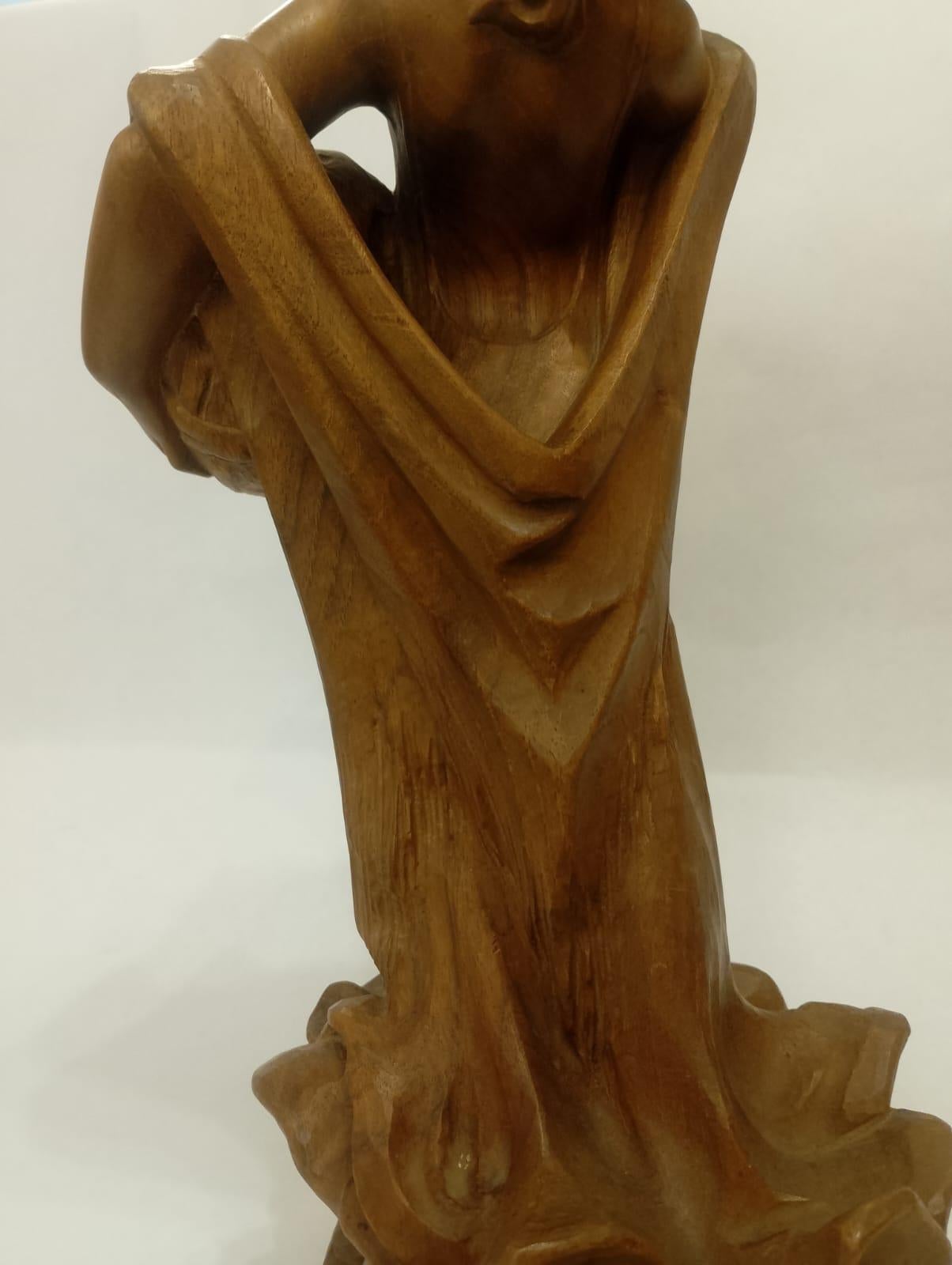 Squisita scultura in legno di noce intagliato a mano raffigurante una pescatrice di Luis Sanguino in vendita 4