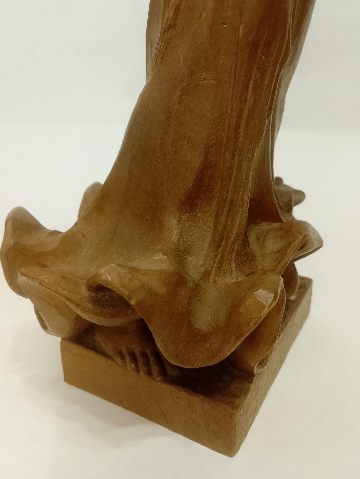 Squisita scultura in legno di noce intagliato a mano raffigurante una pescatrice di Luis Sanguino in vendita 6