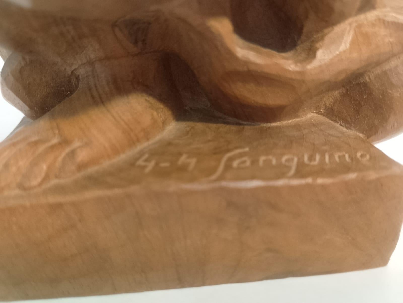 Squisita scultura in legno di noce intagliato a mano raffigurante una pescatrice di Luis Sanguino in vendita 7