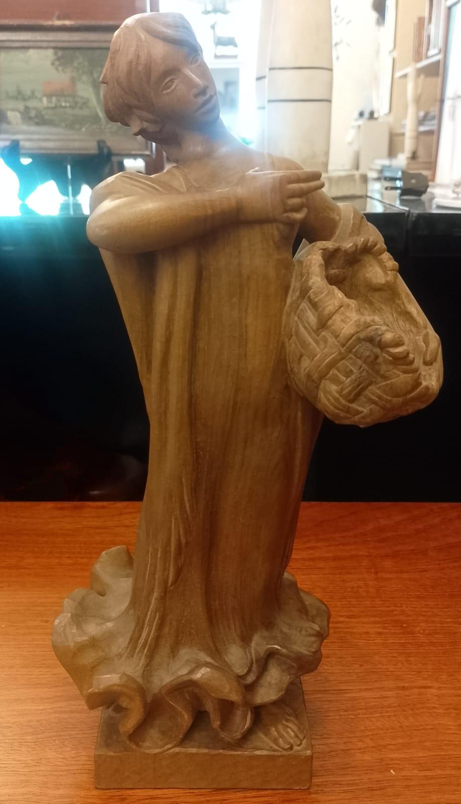 Scultura di donna squisitamente dettagliata, scolpita a mano dall'artista spagnolo Luis Sanguino. La donna raffigurata ha lineamenti delicati e indossa un lungo scialle ricco di dettagli e texture, con i lunghi capelli che le ricadono sulla schiena