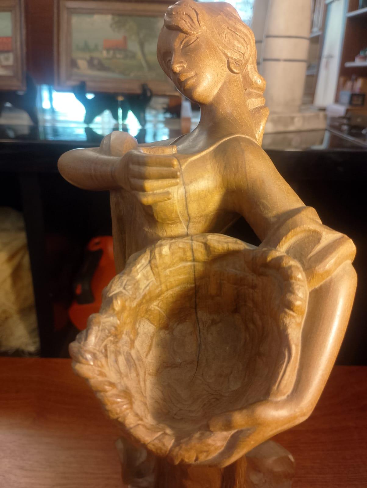 Mid-Century moderno Squisita scultura in legno di noce intagliato a mano raffigurante una pescatrice di Luis Sanguino in vendita