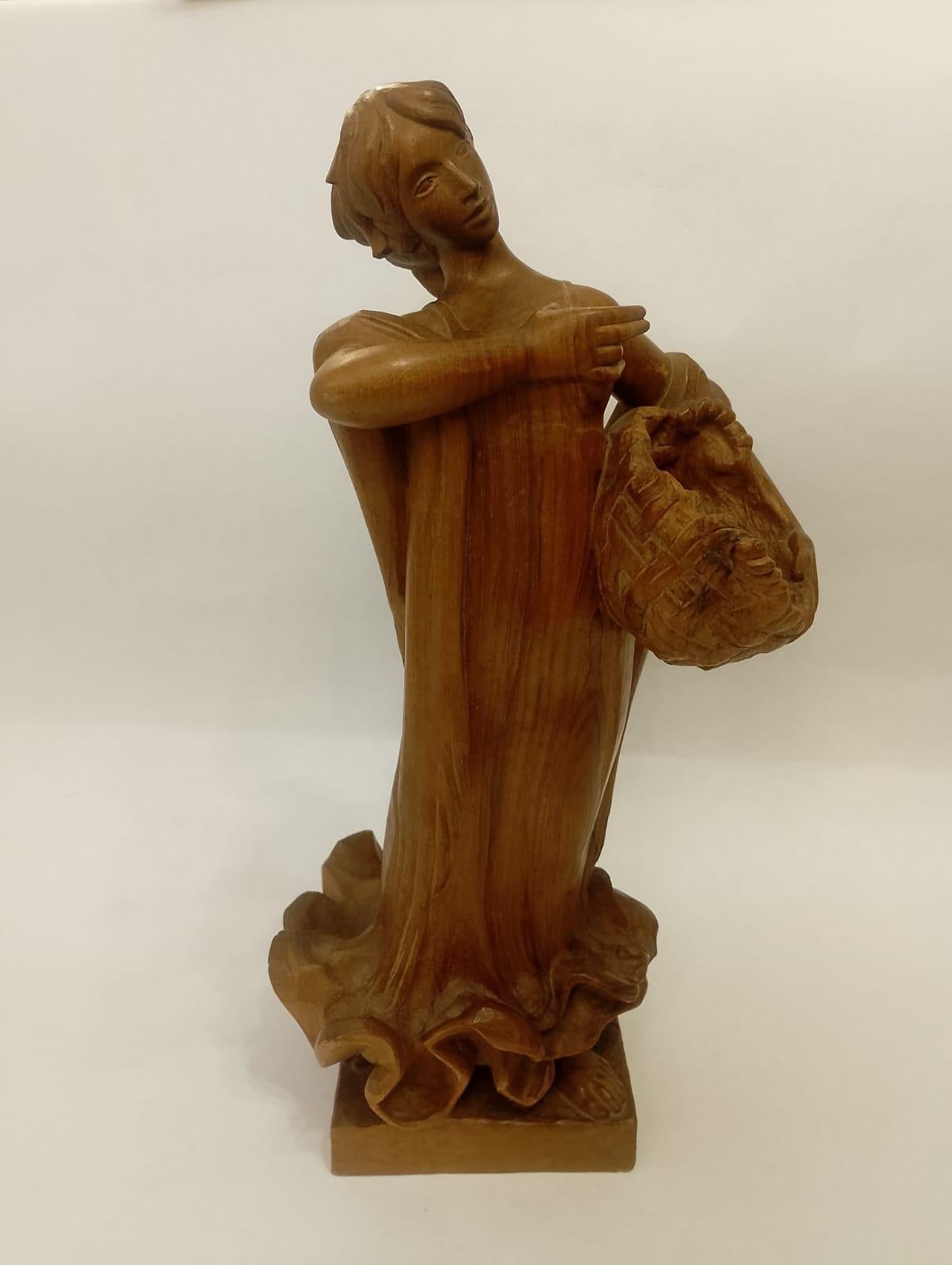 Spagnolo Squisita scultura in legno di noce intagliato a mano raffigurante una pescatrice di Luis Sanguino in vendita