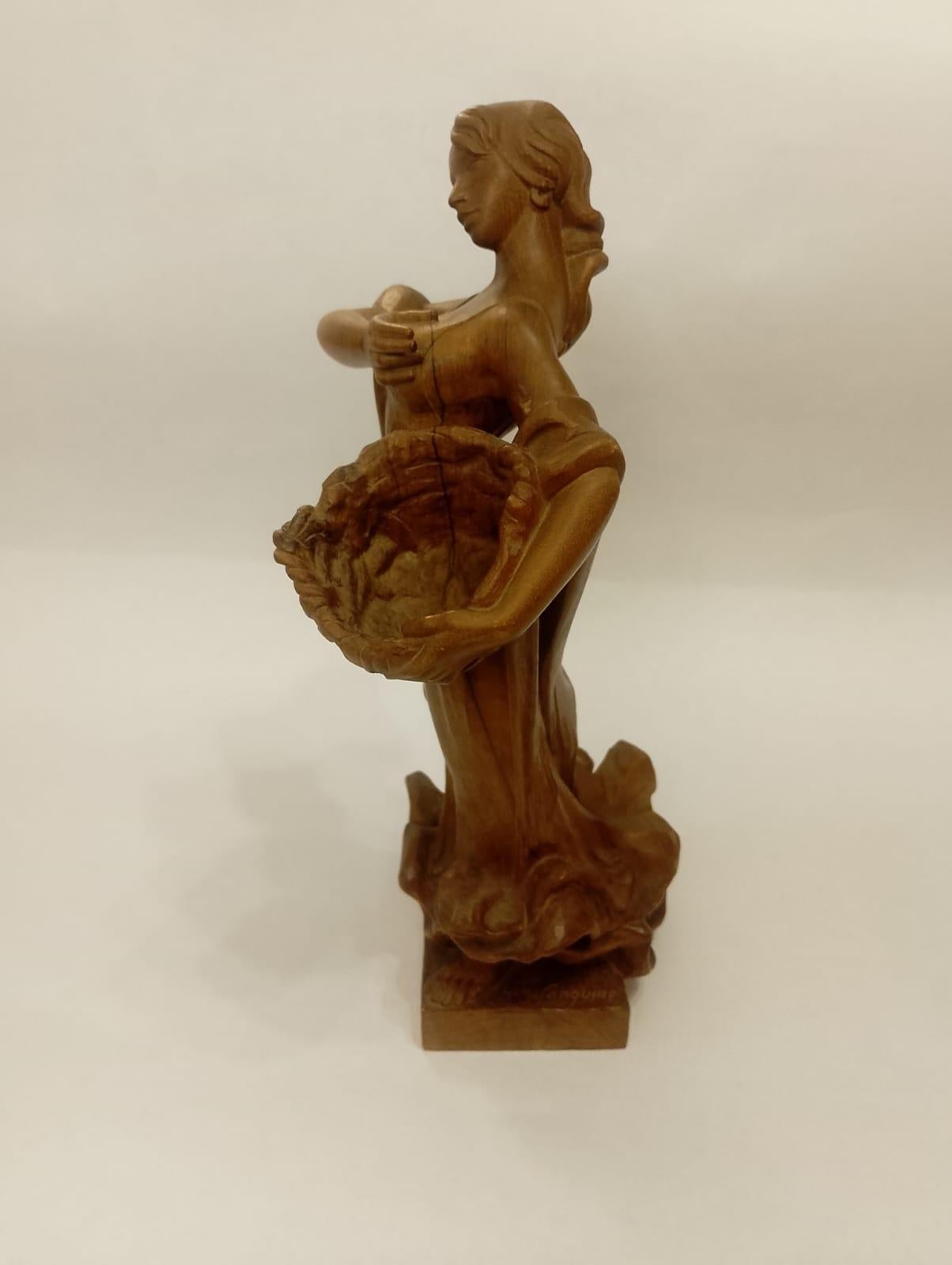 Intagliato a mano Squisita scultura in legno di noce intagliato a mano raffigurante una pescatrice di Luis Sanguino in vendita
