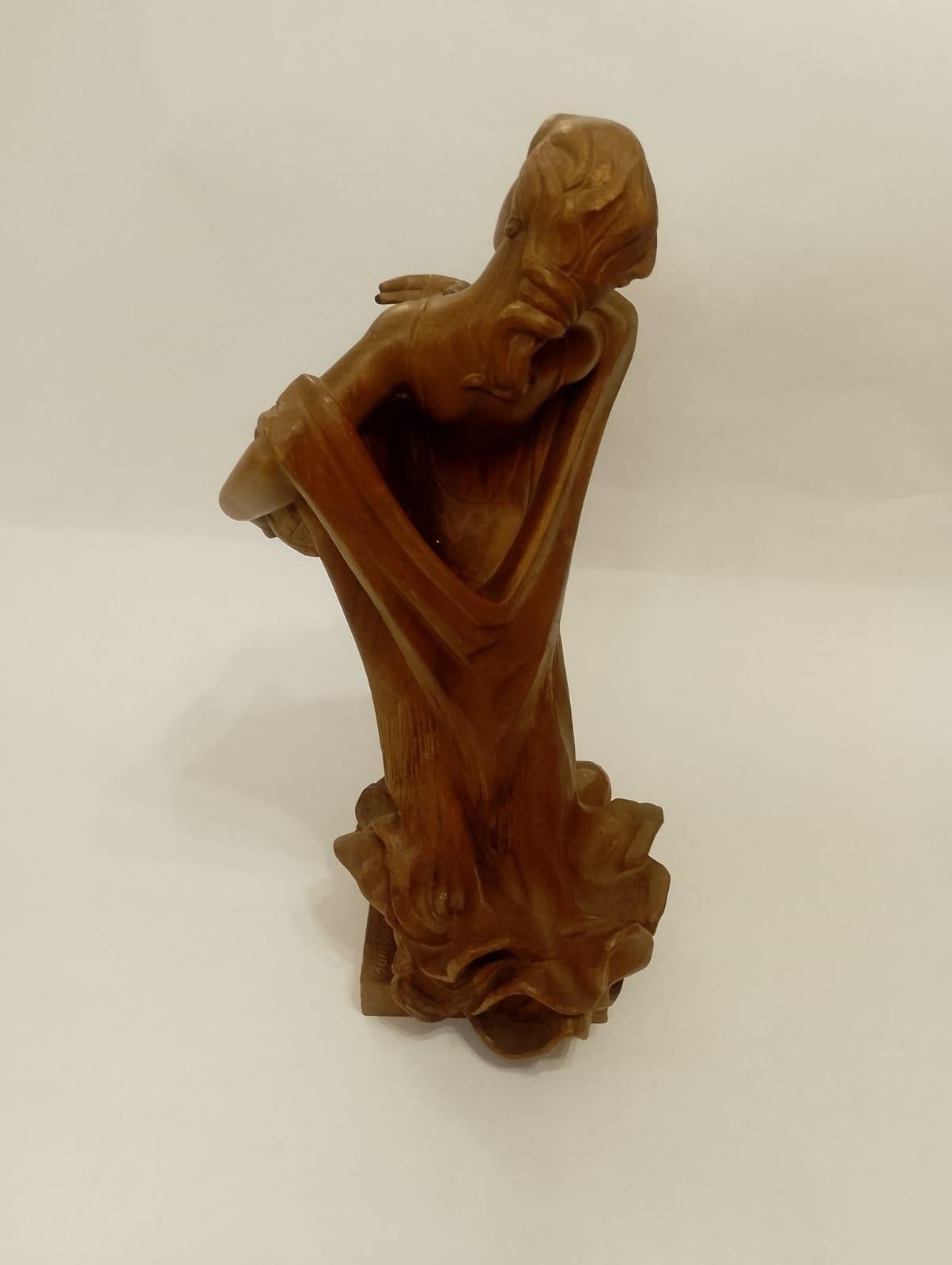 XX secolo Squisita scultura in legno di noce intagliato a mano raffigurante una pescatrice di Luis Sanguino in vendita