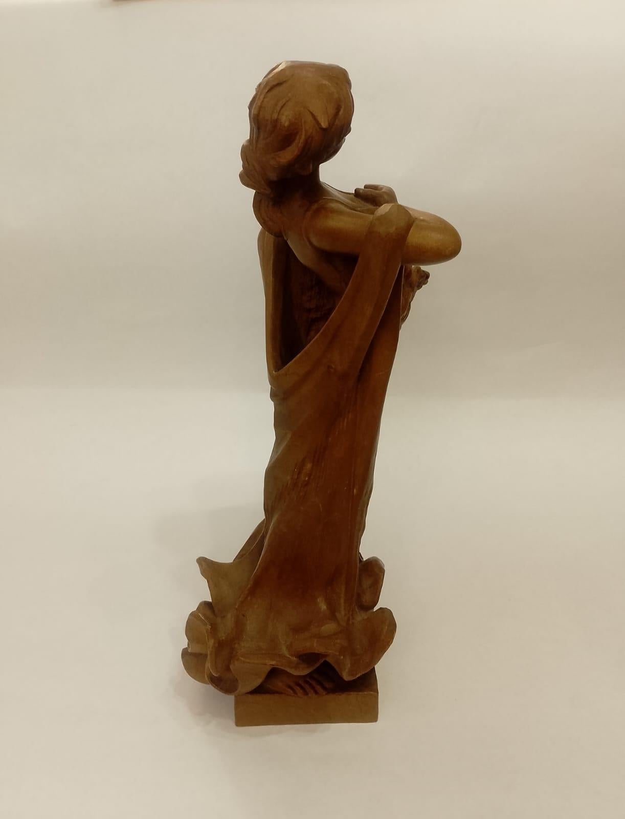 Noce Squisita scultura in legno di noce intagliato a mano raffigurante una pescatrice di Luis Sanguino in vendita