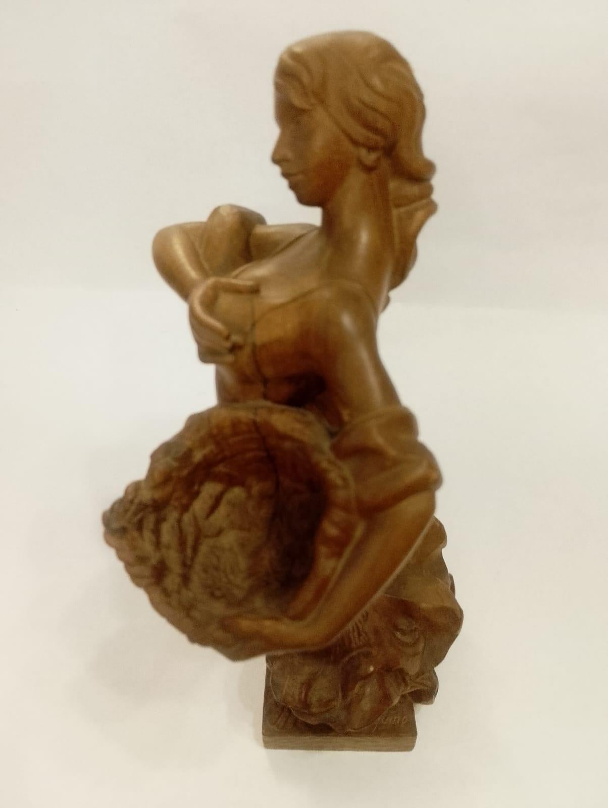 Squisita scultura in legno di noce intagliato a mano raffigurante una pescatrice di Luis Sanguino in vendita 1