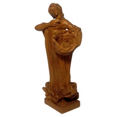 Squisita scultura in legno di noce intagliato a mano raffigurante una pescatrice di Luis Sanguino