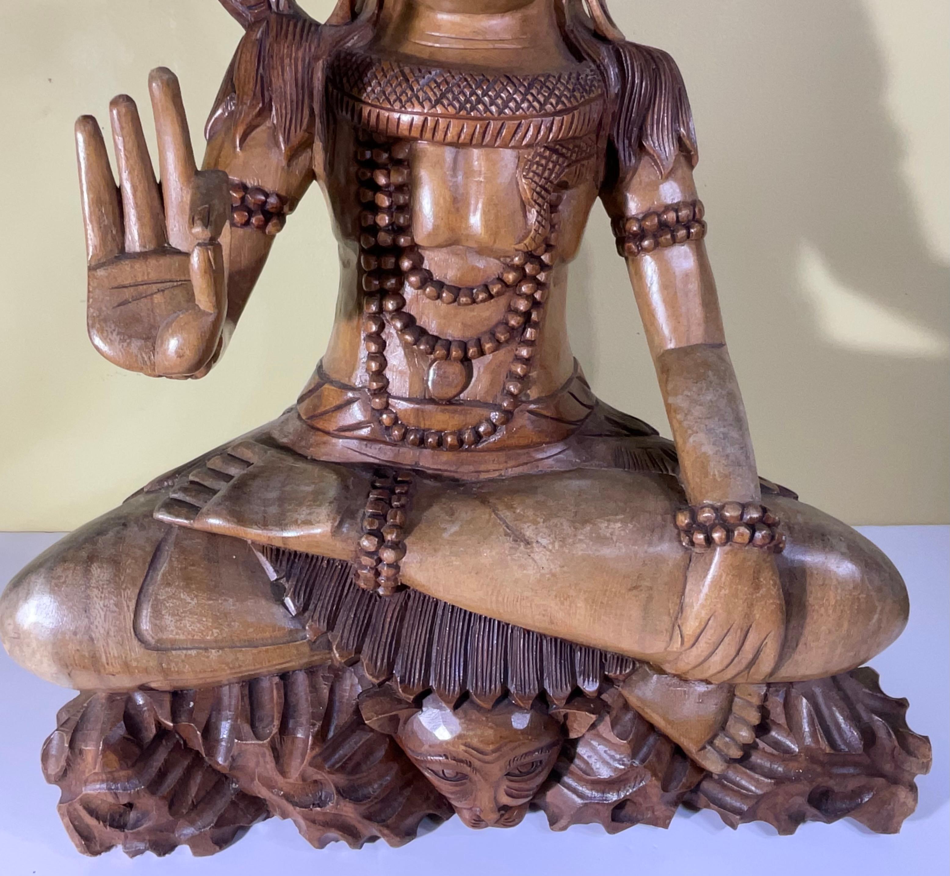 Sculpté à la main Magnifique sculpture de Shiva en bois sculptée à la main - Un chef-d'œuvre spirituel 25 x 17 en vente