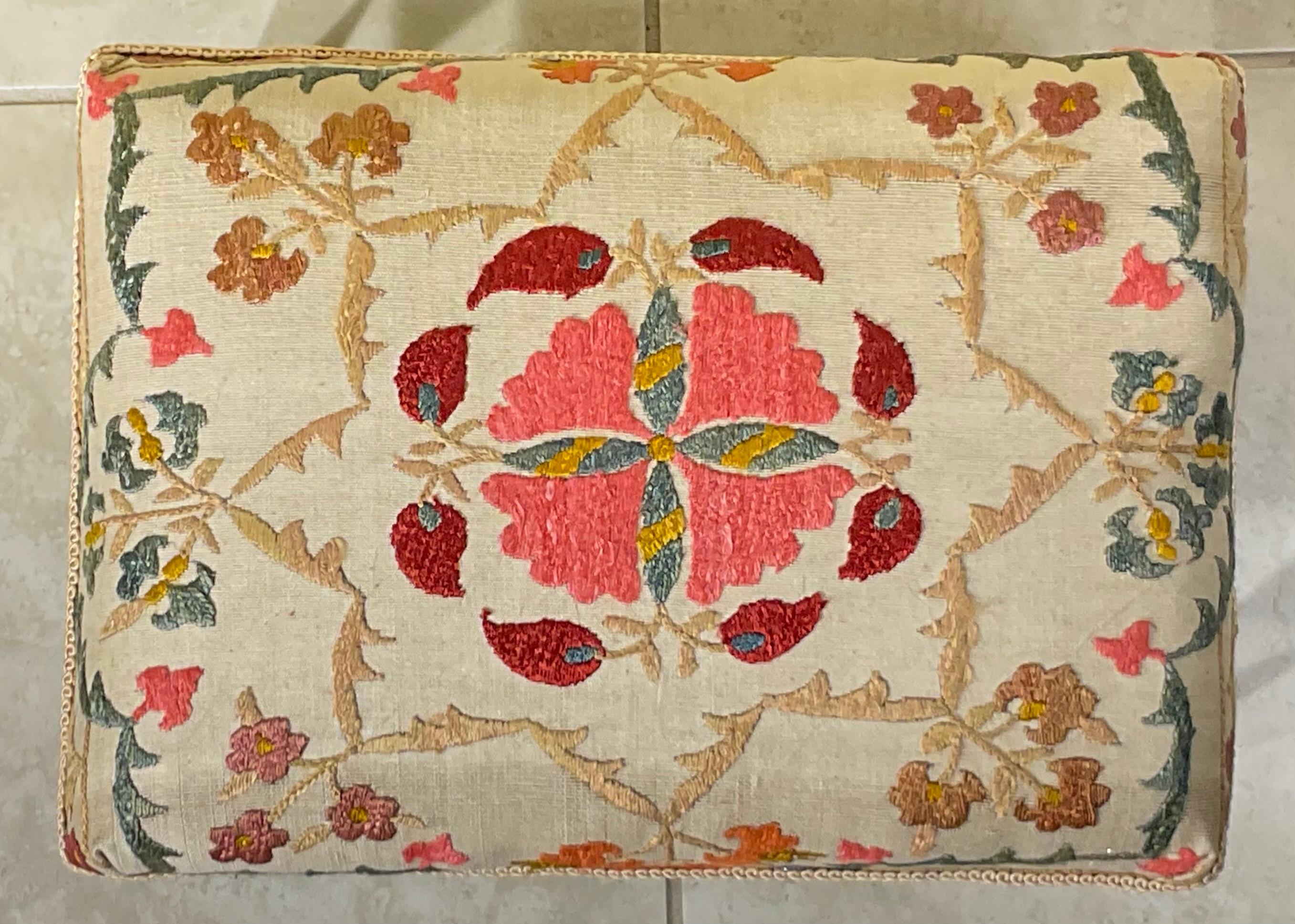 Exquisiter handbestickter Suzani-Fußschemel / Ein Hauch von zentralasiatischer Kunstfertigkeit im Angebot 3
