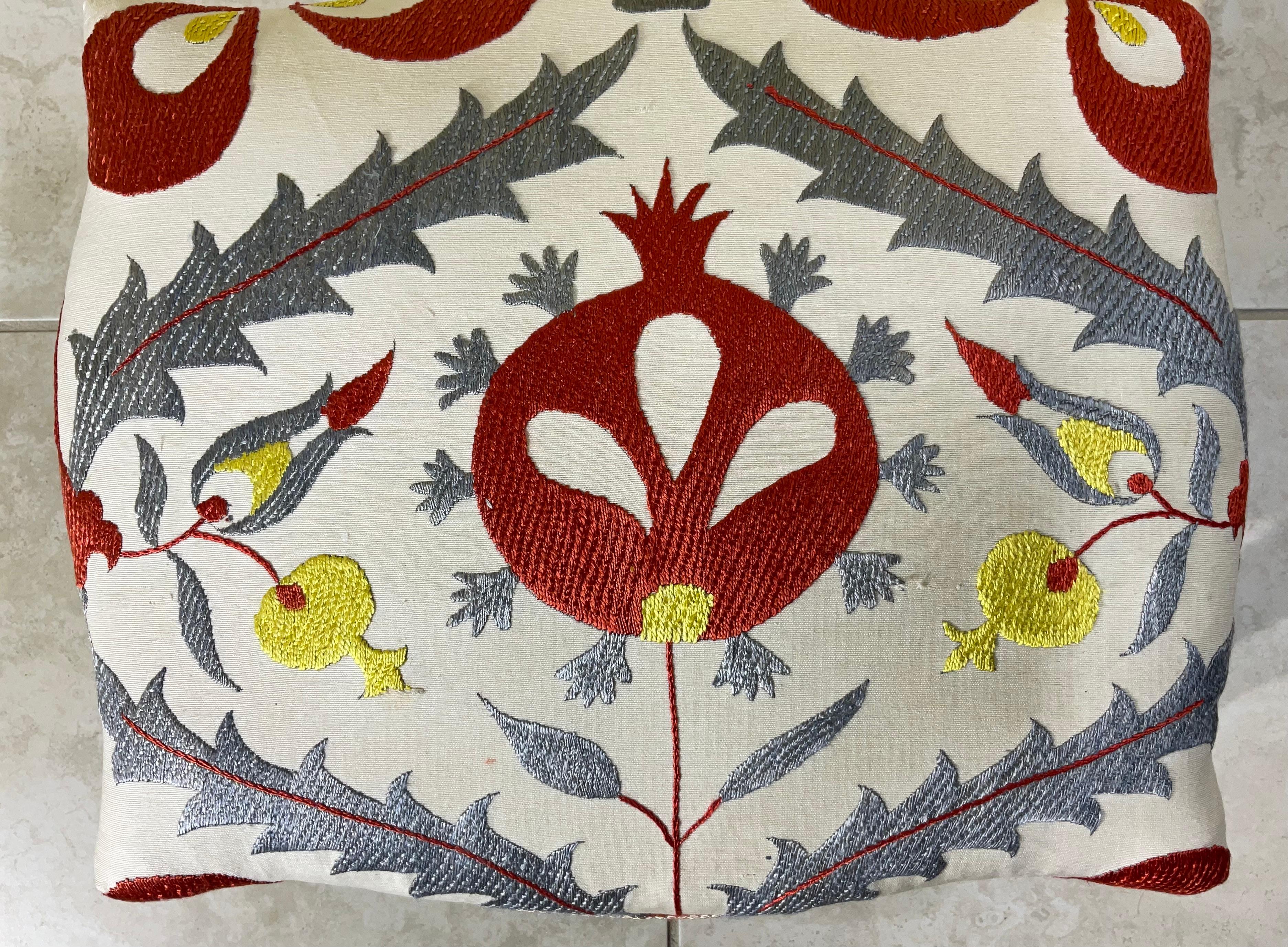 Exquisiter handbestickter Suzani-Fußschemel / Ein Hauch von zentralasiatischer Kunstfertigkeit (Handgefertigt) im Angebot
