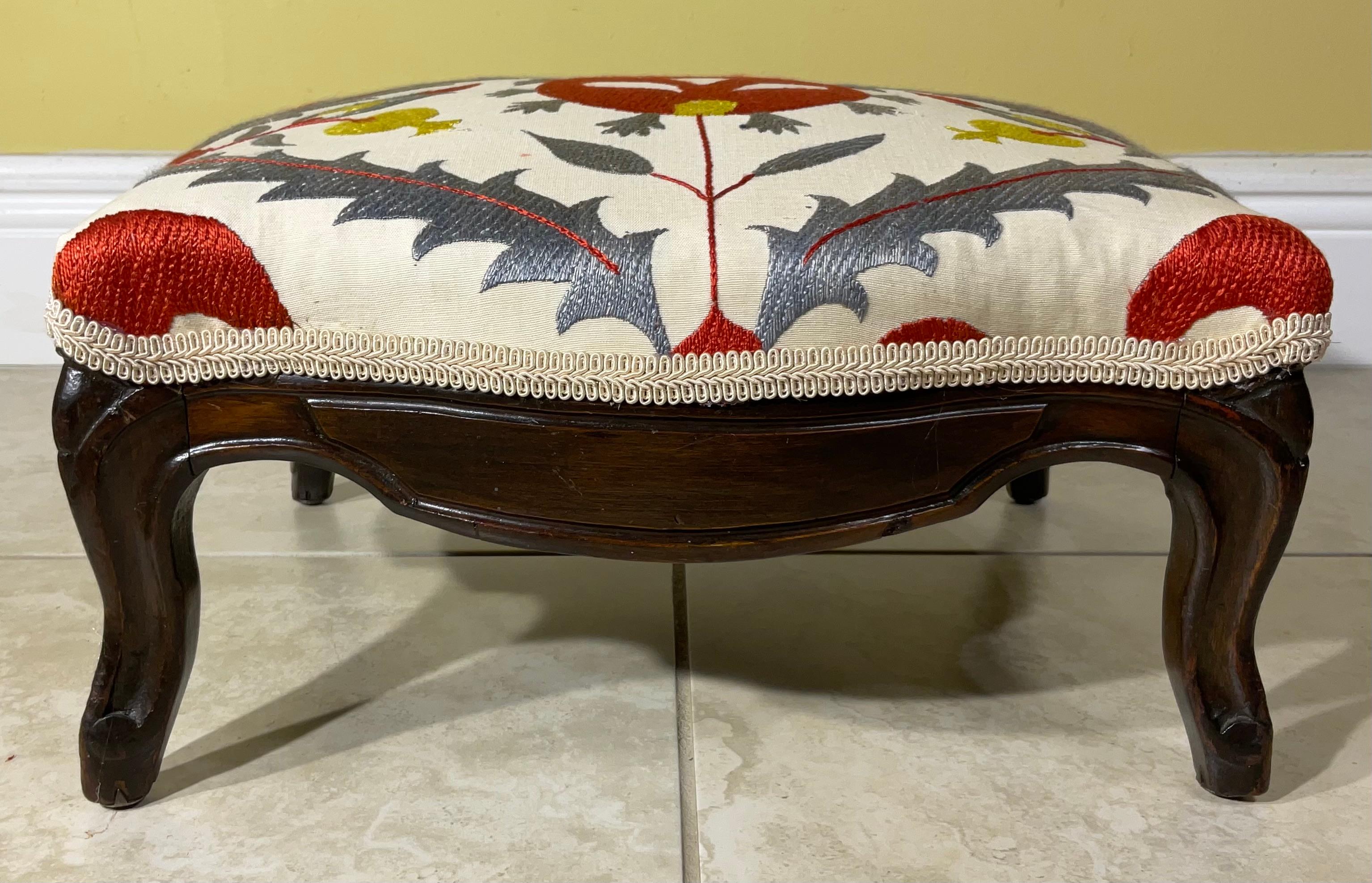 Exquisiter handbestickter Suzani-Fußschemel / Ein Hauch von zentralasiatischer Kunstfertigkeit im Zustand „Gut“ im Angebot in Delray Beach, FL