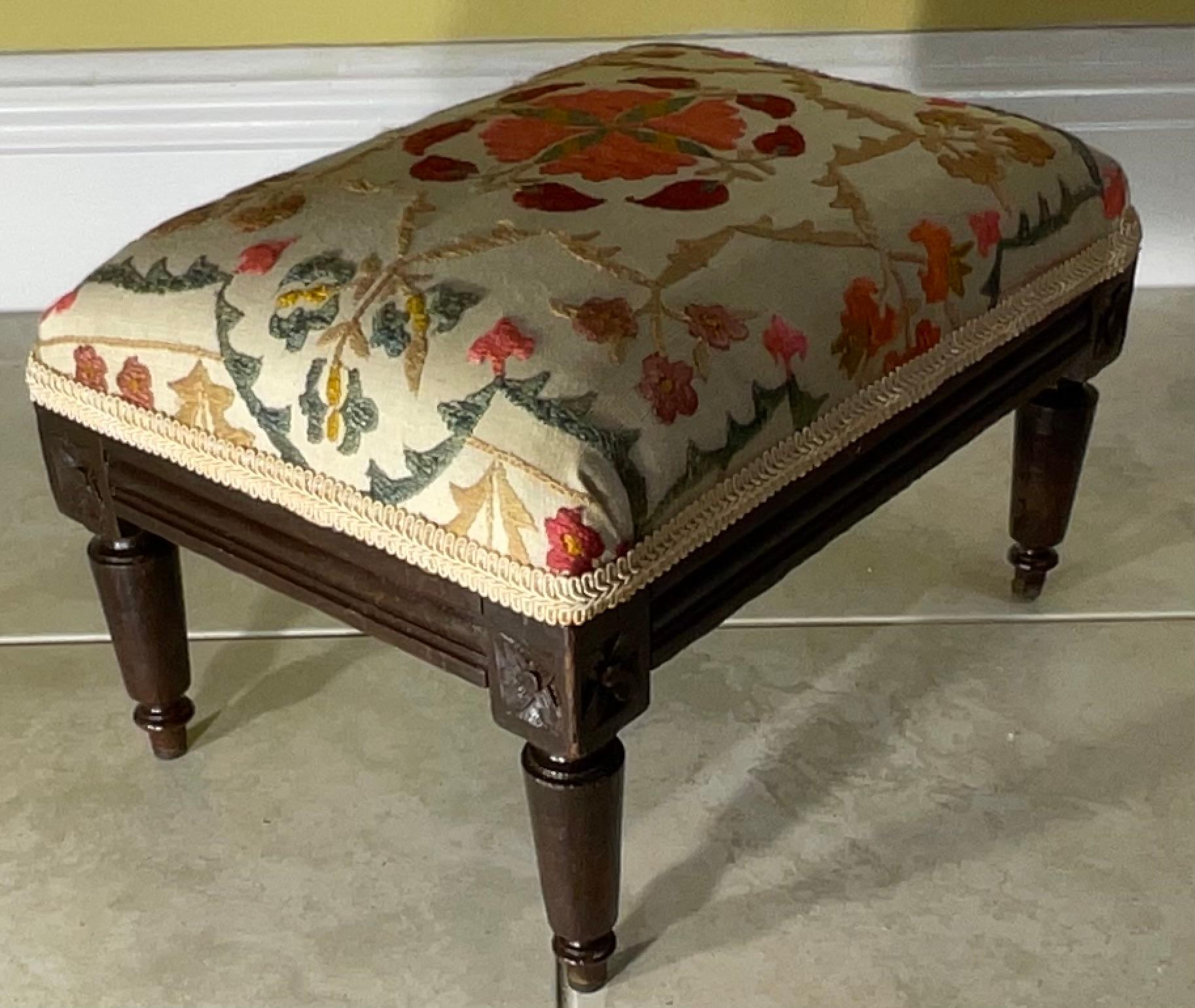 Exquisiter handbestickter Suzani-Fußschemel / Ein Hauch von zentralasiatischer Kunstfertigkeit im Zustand „Gut“ im Angebot in Delray Beach, FL