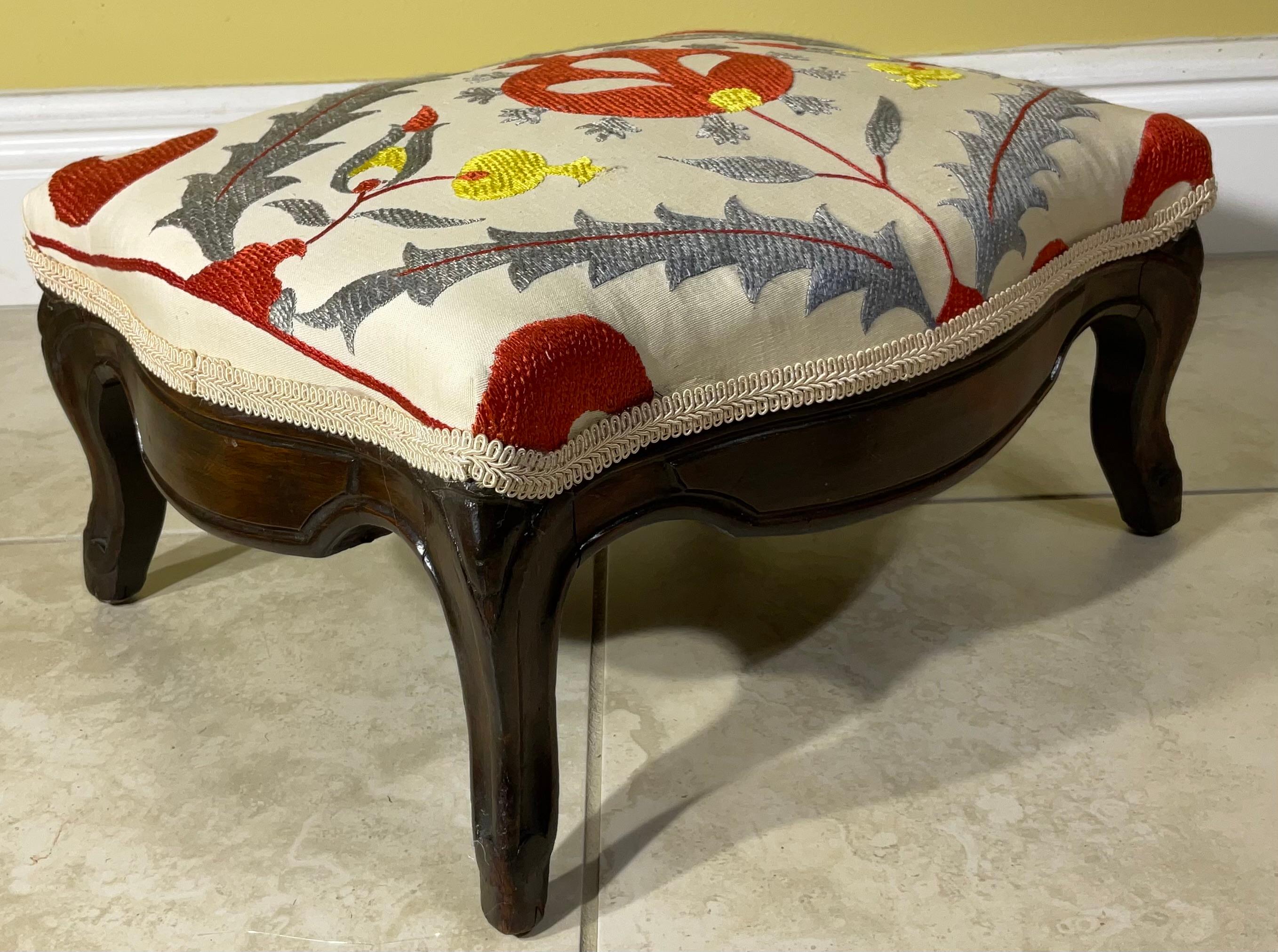 Exquisiter handbestickter Suzani-Fußschemel / Ein Hauch von zentralasiatischer Kunstfertigkeit (Baumwolle) im Angebot