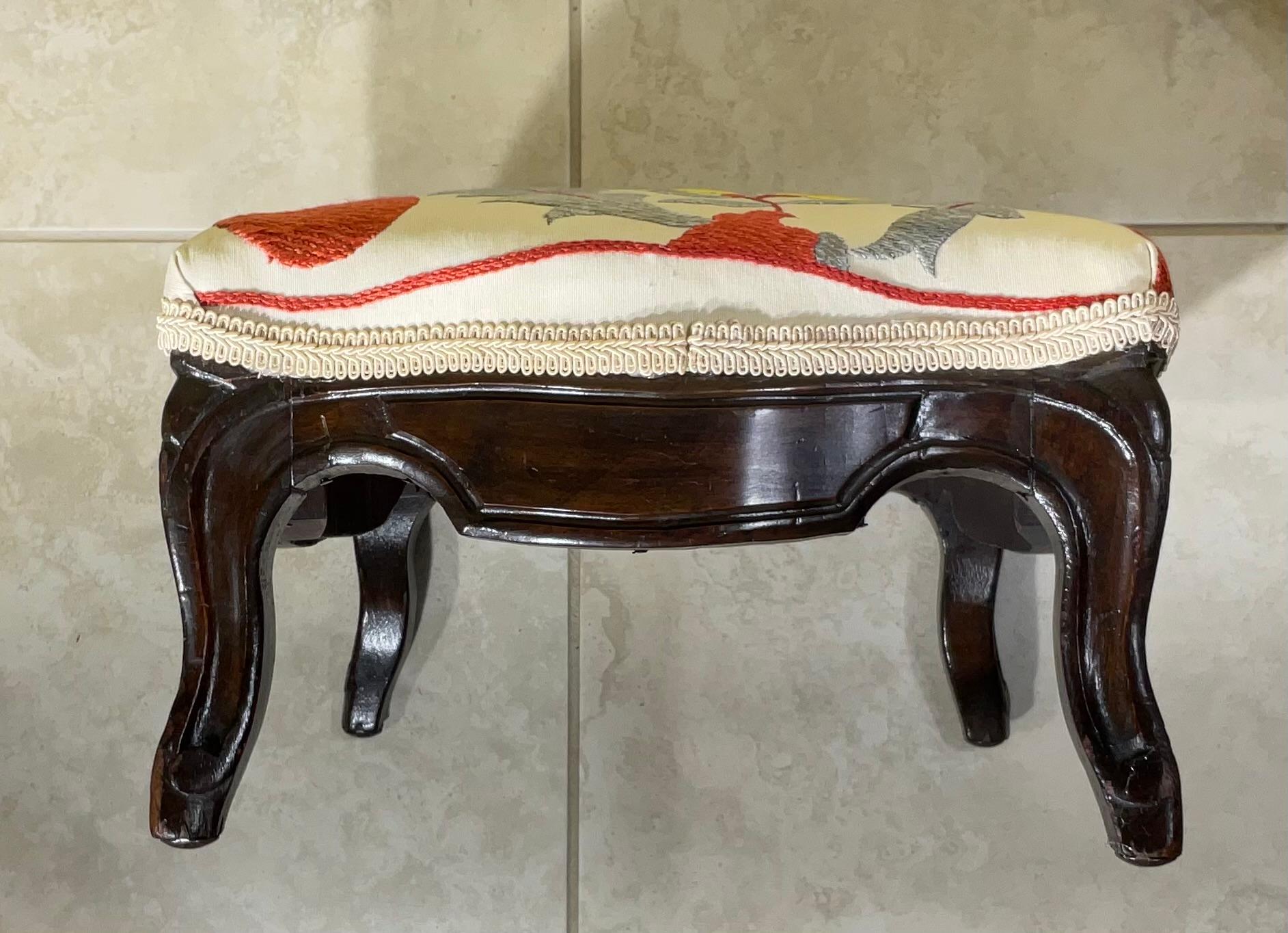 Exquisiter handbestickter Suzani-Fußschemel / Ein Hauch von zentralasiatischer Kunstfertigkeit im Angebot 1