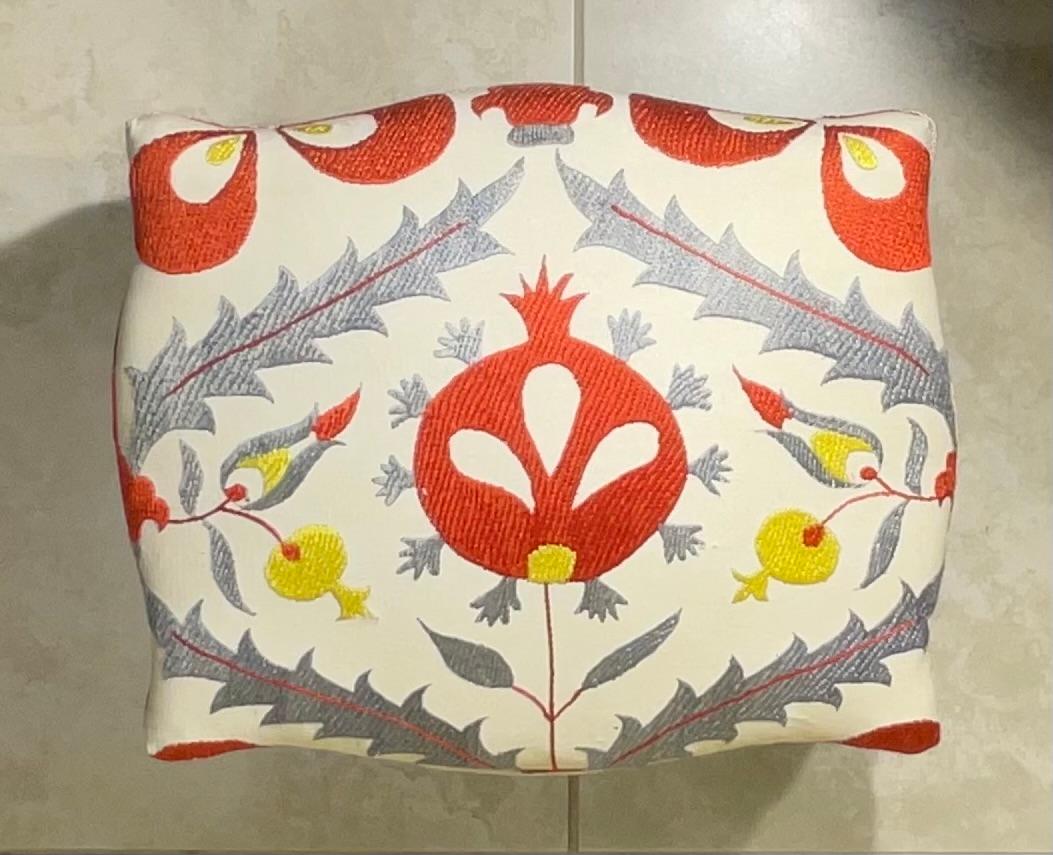 Exquisiter handbestickter Suzani-Fußschemel / Ein Hauch von zentralasiatischer Kunstfertigkeit im Angebot 2