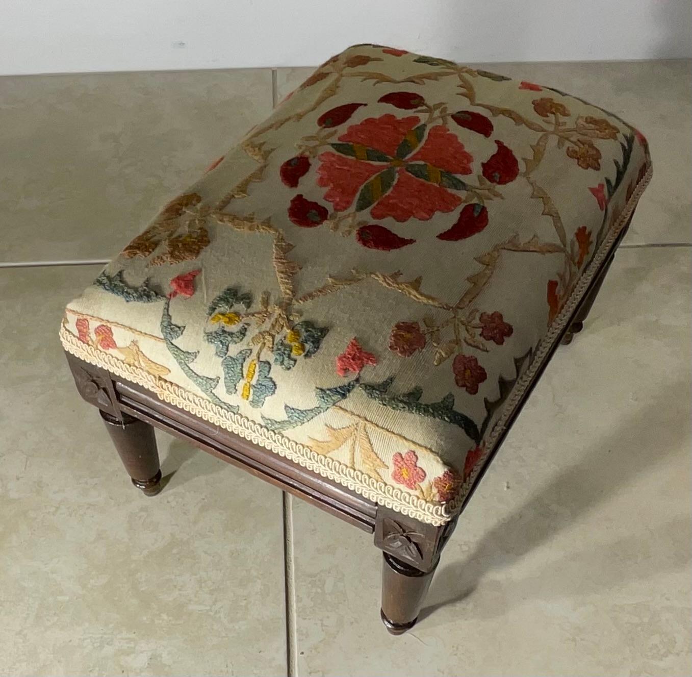 Exquisiter handbestickter Suzani-Fußschemel / Ein Hauch von zentralasiatischer Kunstfertigkeit im Angebot 1