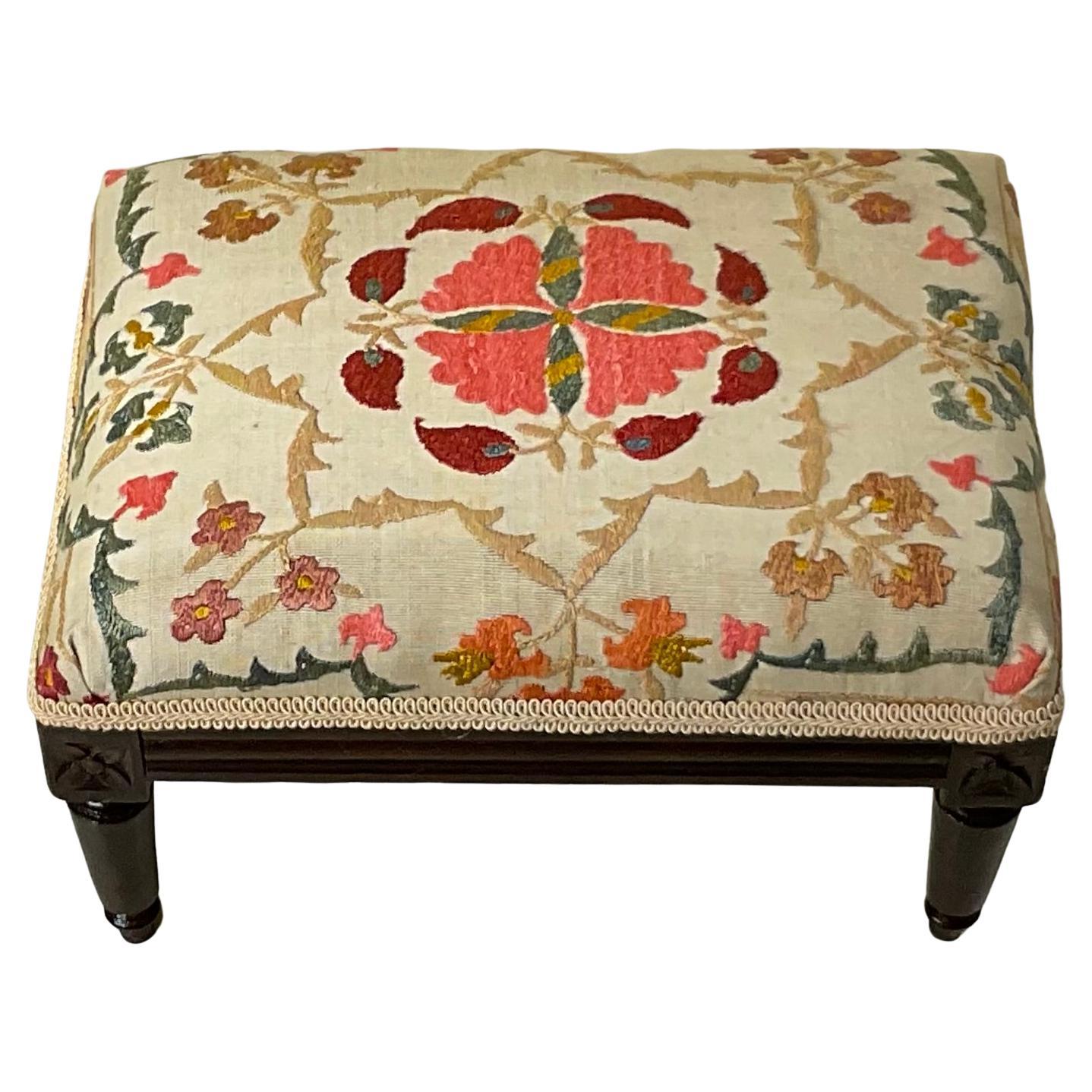 Exquisiter handbestickter Suzani-Fußschemel / Ein Hauch von zentralasiatischer Kunstfertigkeit im Angebot