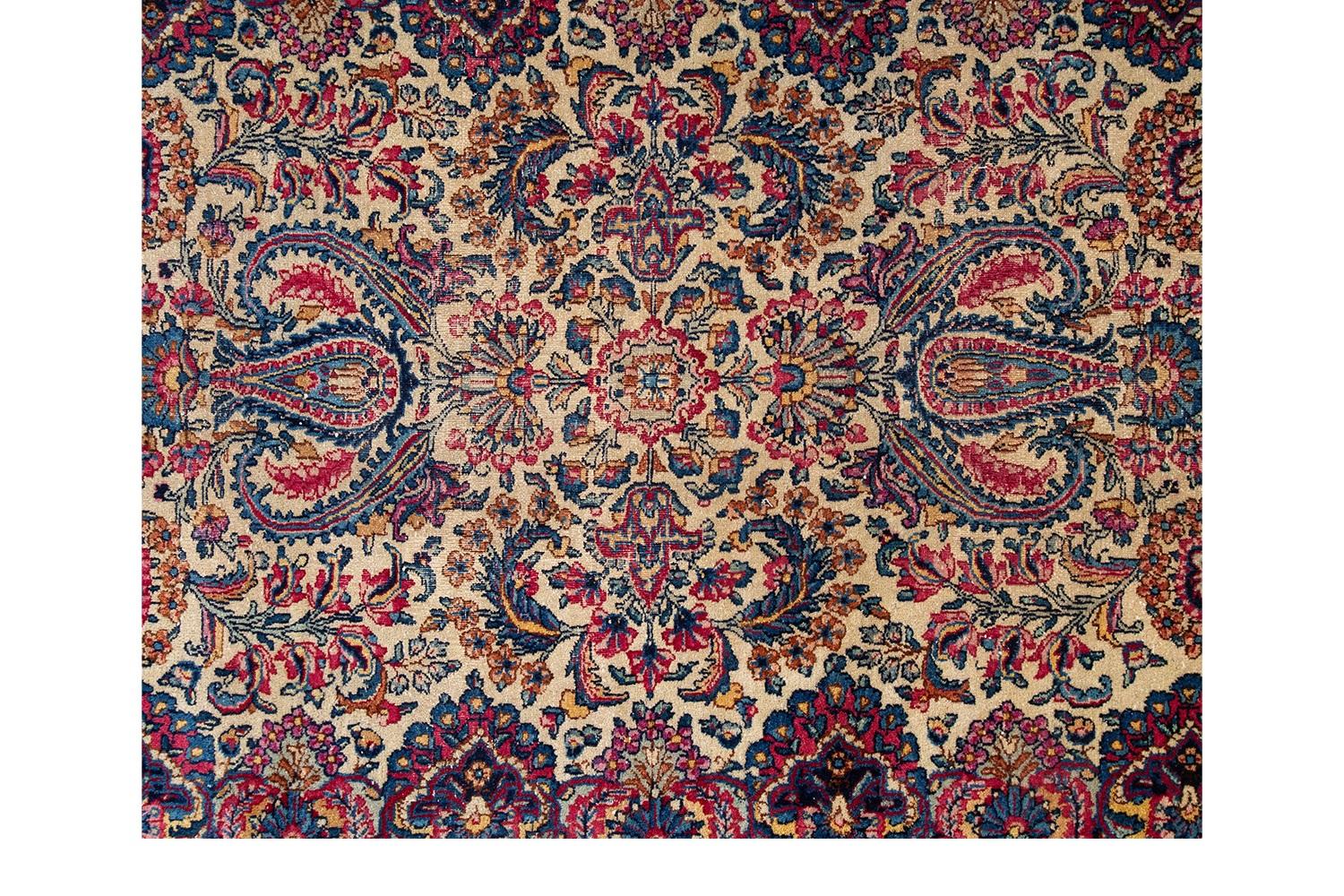 Genießen Sie die zeitlose Eleganz dieses exquisiten Karastan Kirman Teppichs aus Wolle, der 65 Zoll lang und 35 Zoll breit ist. Die Kirman-Teppiche sind bekannt für ihre komplizierten Designs und ihre hervorragende Handwerkskunst. Sie werden