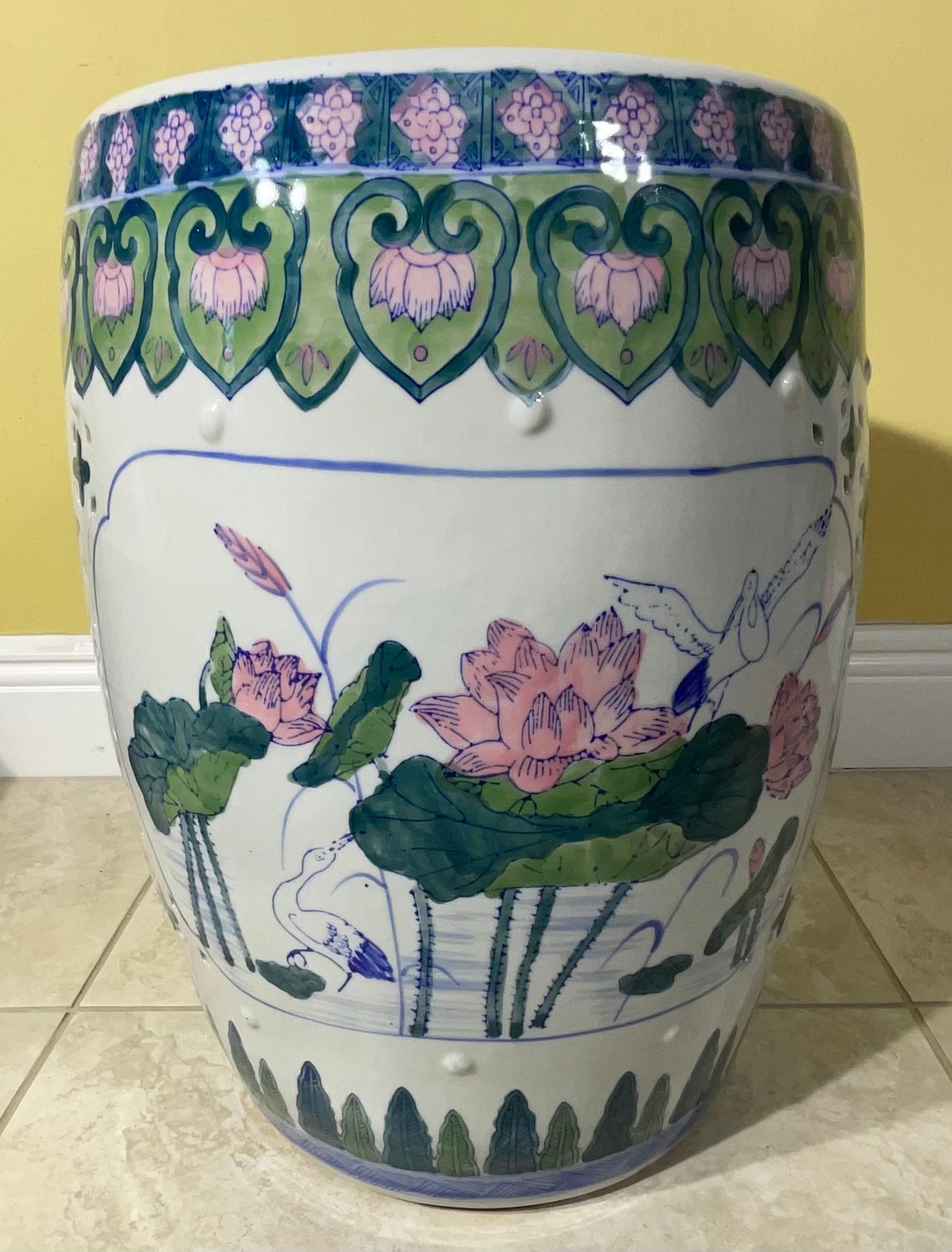 Exquise table d'appoint / tabouret de jardin en céramique chinoise peinte à la main - Lotus Design en vente 3