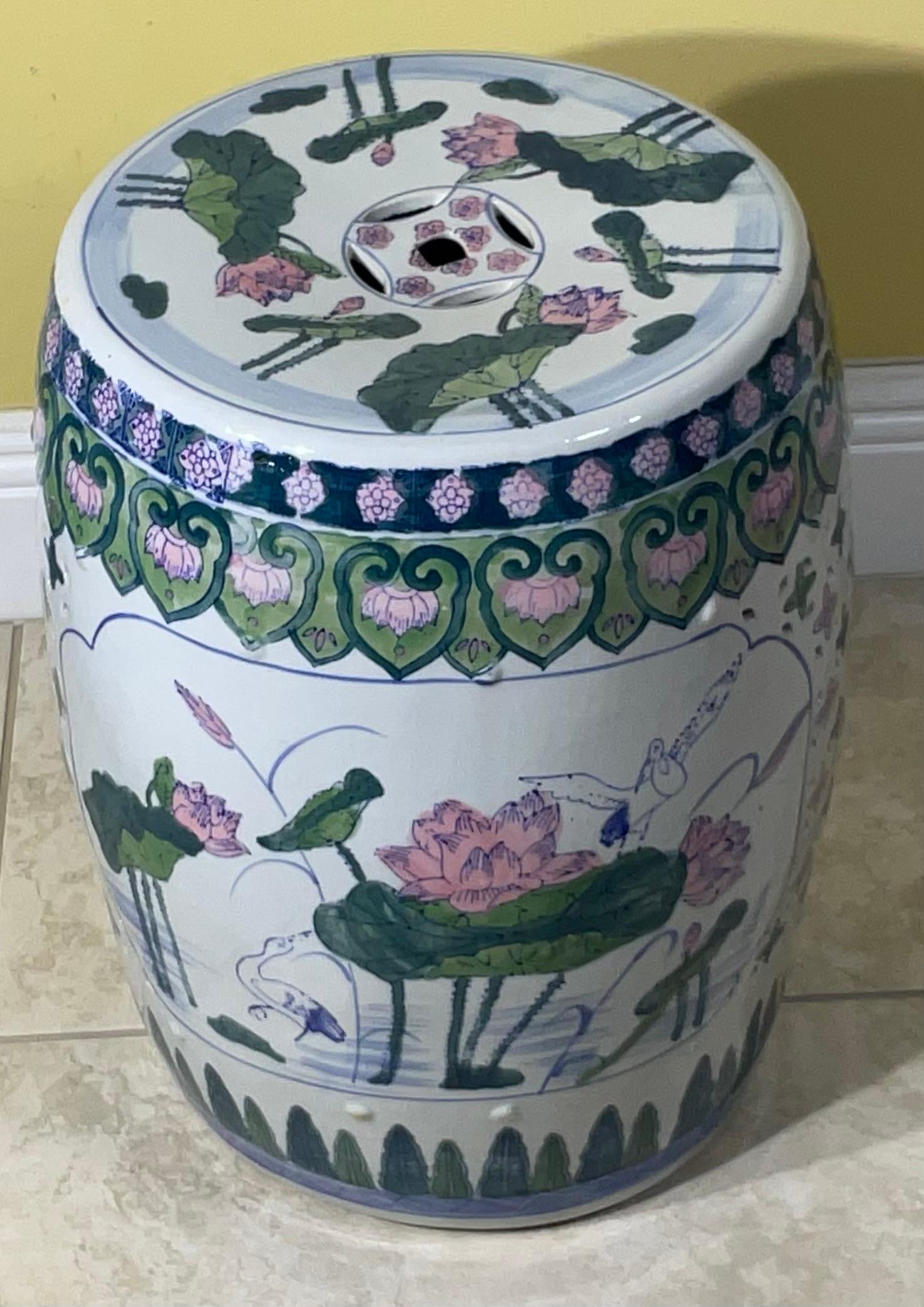 Exquise table d'appoint / tabouret de jardin en céramique chinoise peinte à la main - Lotus Design en vente 9