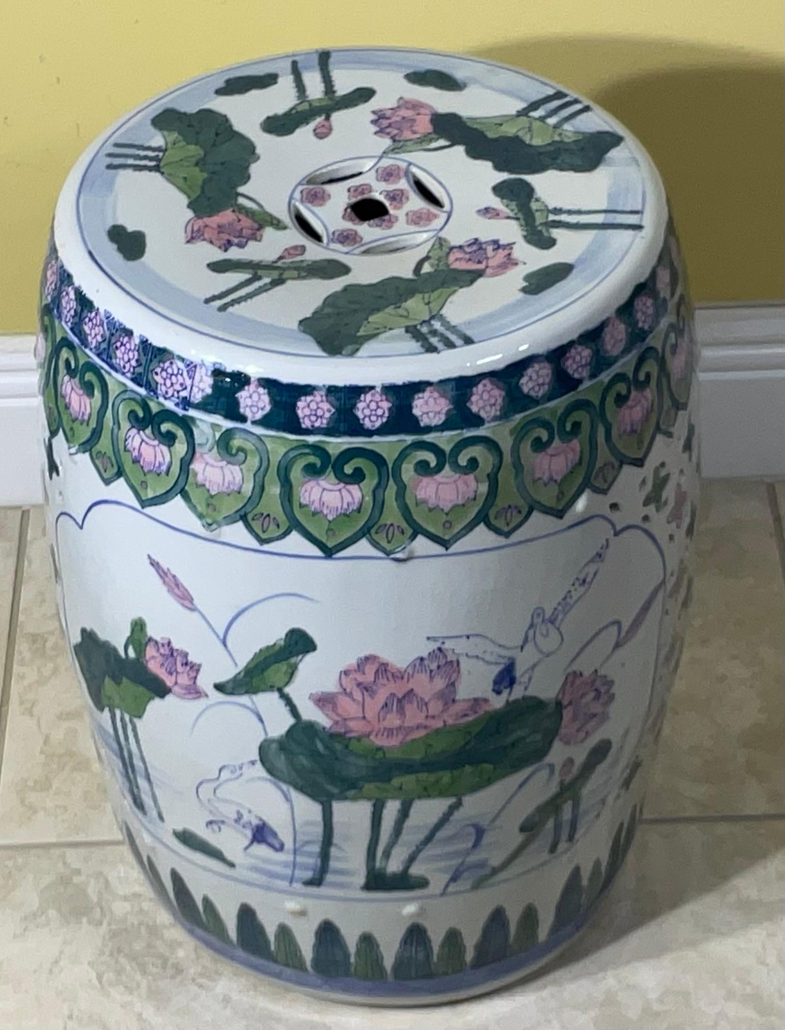 Élevez votre espace intérieur ou extérieur avec ce magnifique tabouret de jardin vintage en céramique chinoise. 
Cette pièce présente un design classique, magnifiquement détaillé et peint à la main. Le motif principal représente des fleurs de lotus