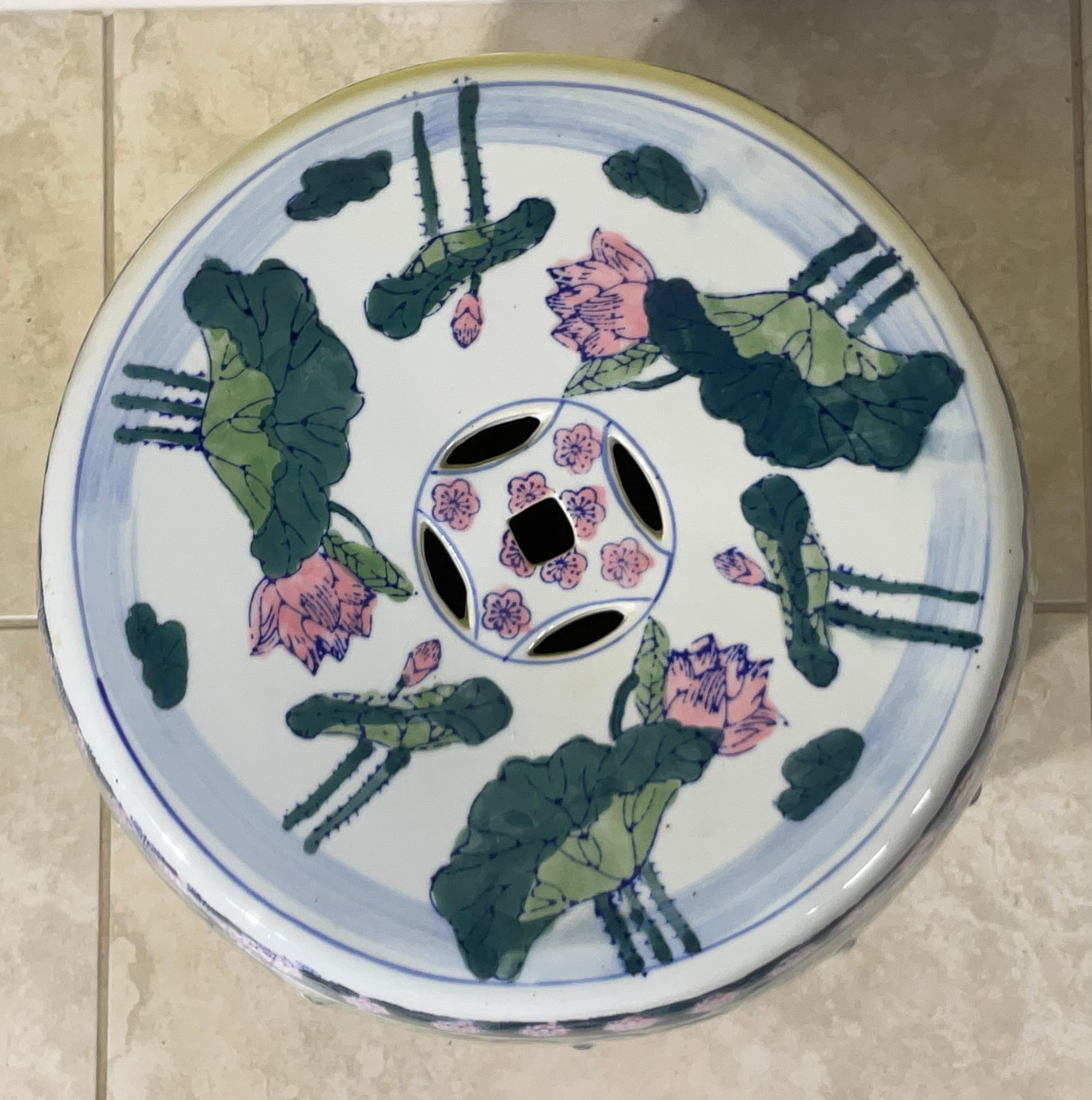 Chinois Exquise table d'appoint / tabouret de jardin en céramique chinoise peinte à la main - Lotus Design en vente