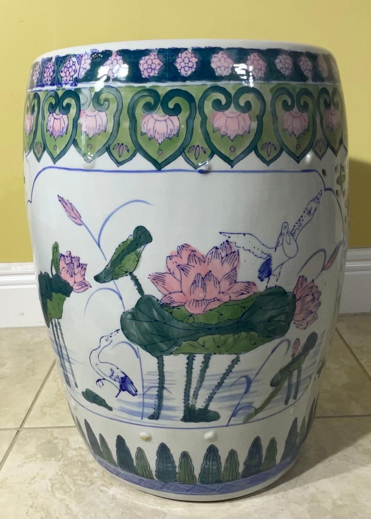 Exquise table d'appoint / tabouret de jardin en céramique chinoise peinte à la main - Lotus Design Bon état - En vente à Delray Beach, FL