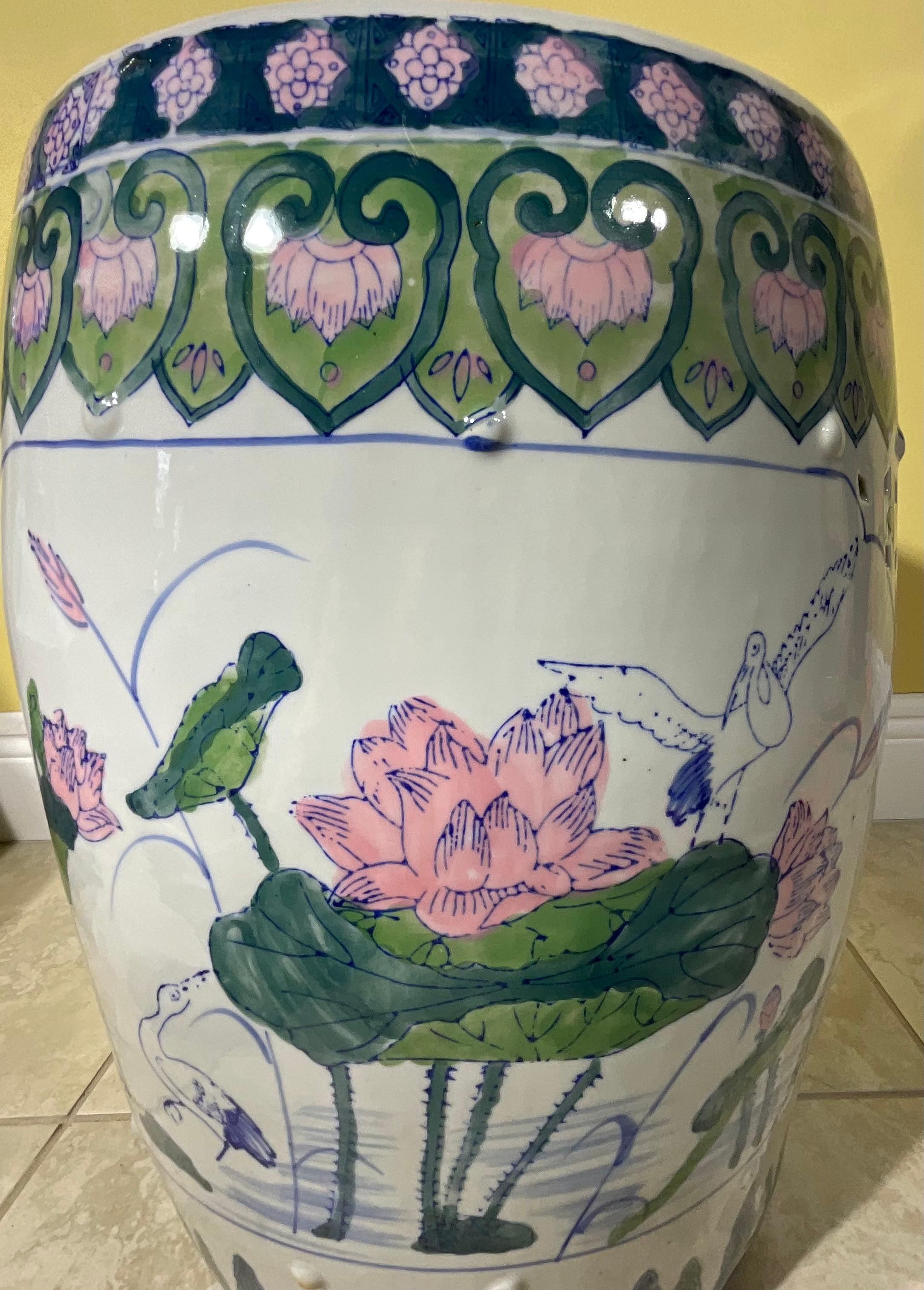 20ième siècle Exquise table d'appoint / tabouret de jardin en céramique chinoise peinte à la main - Lotus Design en vente