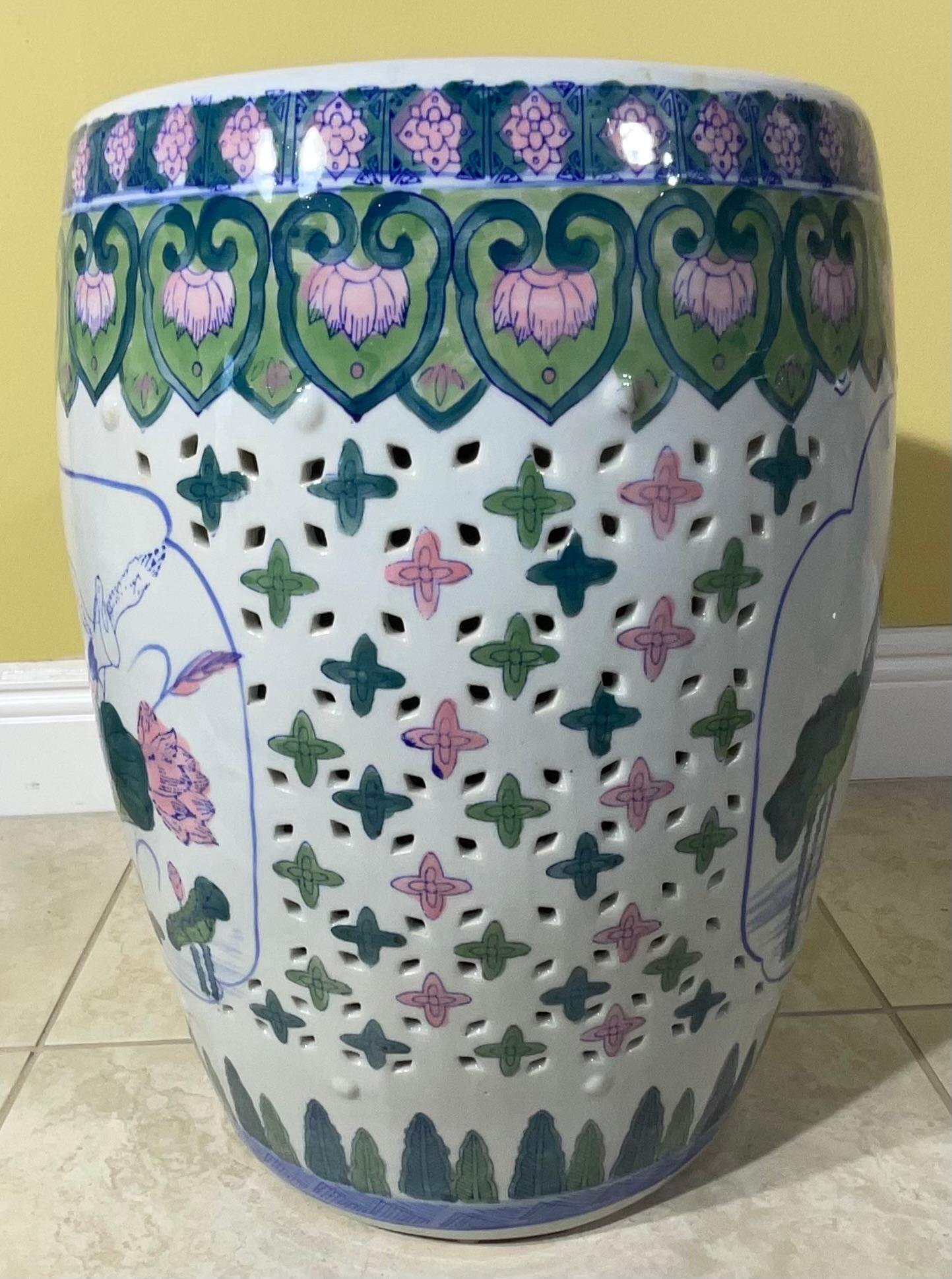 Exquise table d'appoint / tabouret de jardin en céramique chinoise peinte à la main - Lotus Design en vente 1